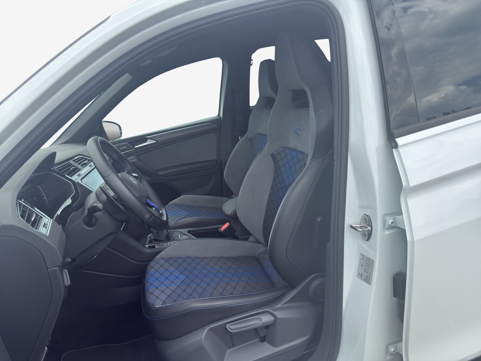 VW Tiguan 2.0TSI R 4Motion DSG-image-7