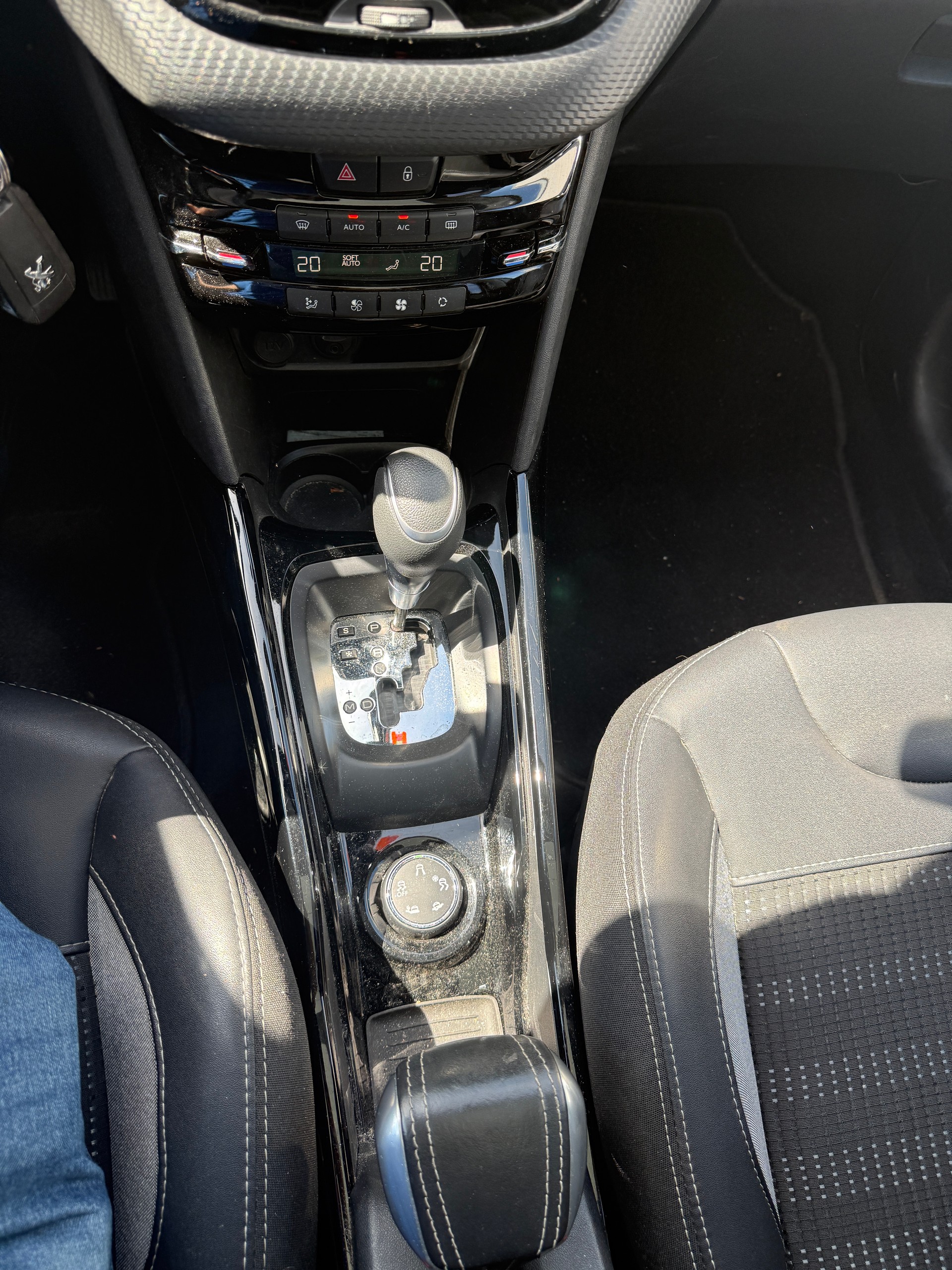 PEUGEOT 2008 1.2 PureTech Allure EAT6-image-9