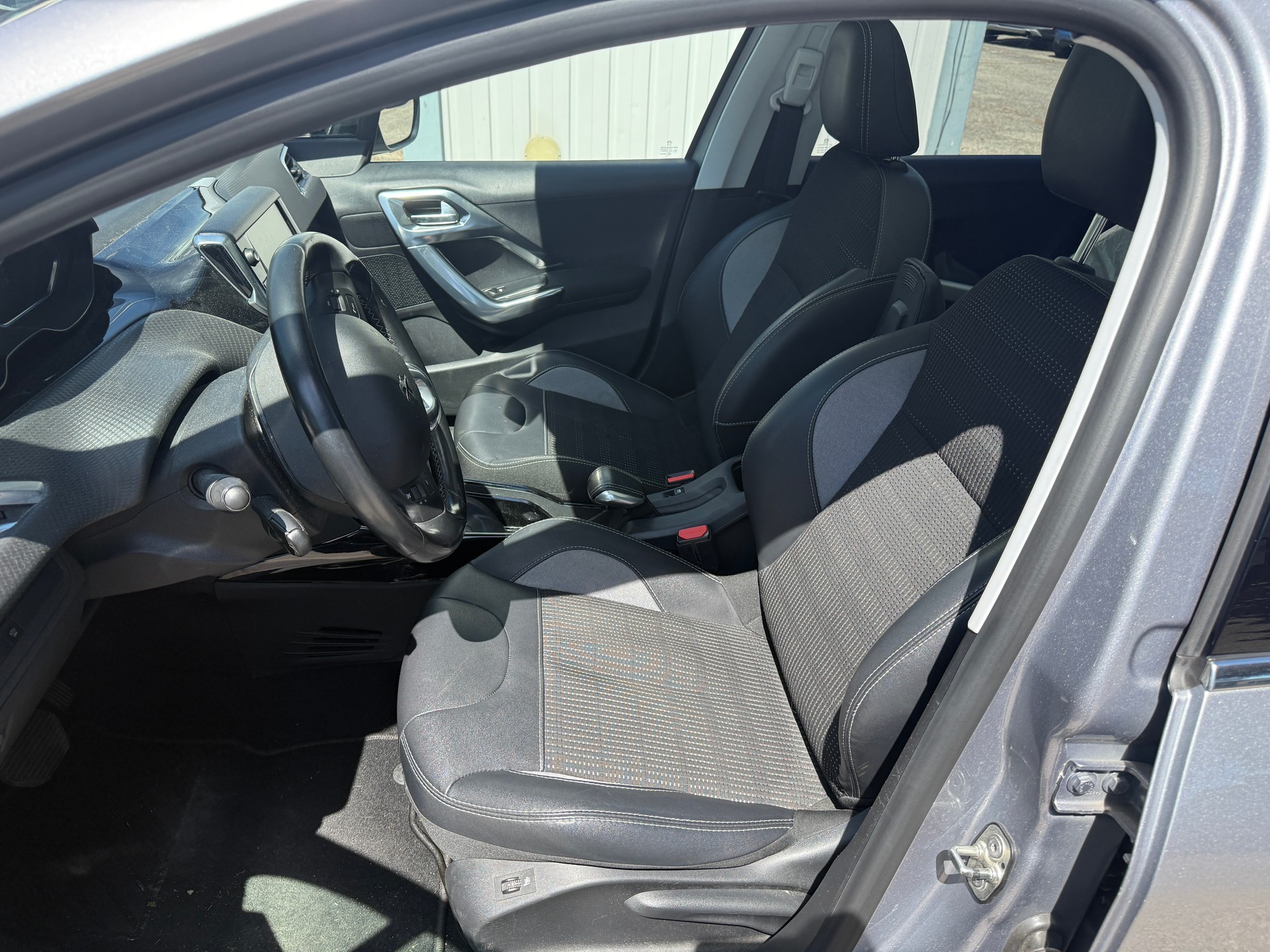 PEUGEOT 2008 1.2 PureTech Allure EAT6-image-6