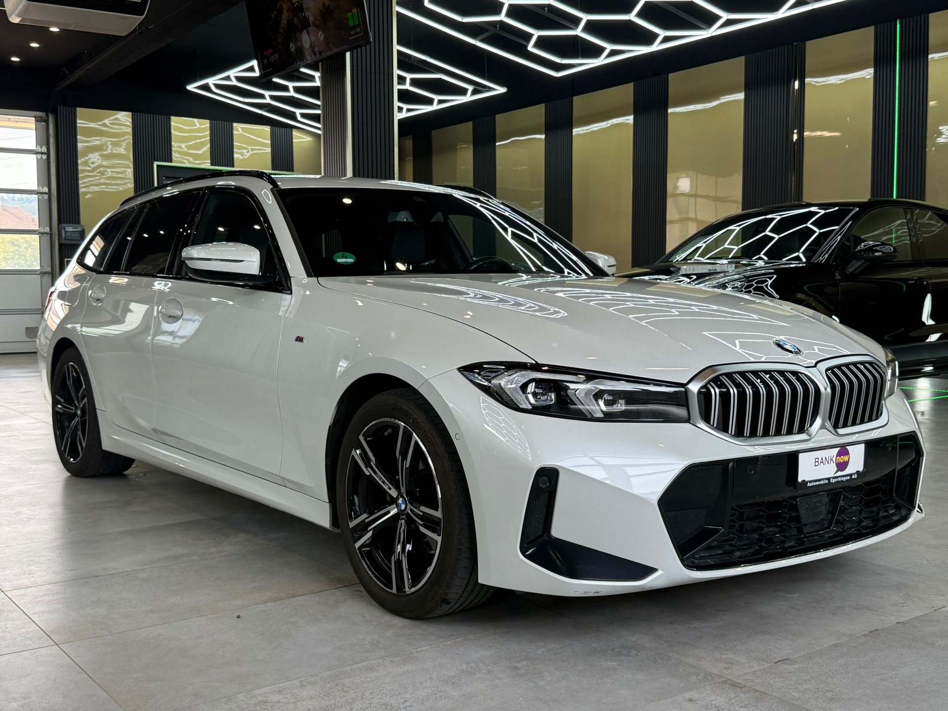 BMW 320d xDrive 48V Touring Steptronic M Sport-showroom-element-2