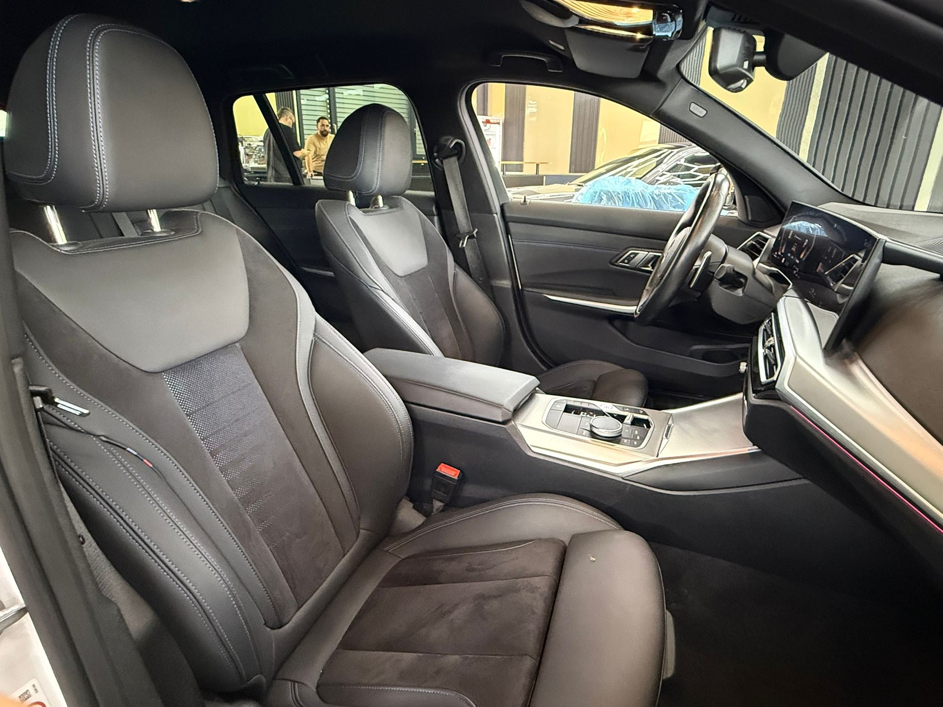 BMW 320d xDrive 48V Touring Steptronic M Sport-image-11