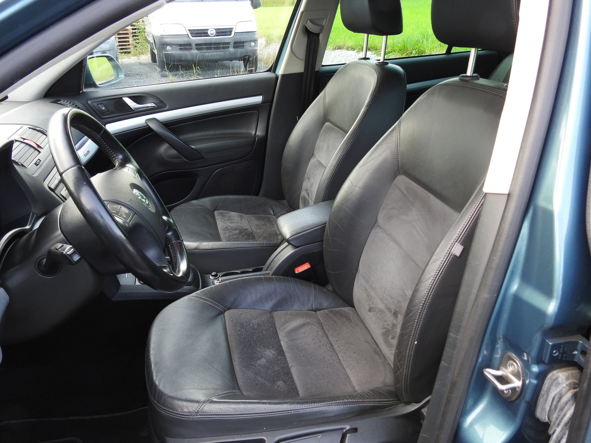 SKODA Octavia Scout 2.0 TDI 4x4-image-12