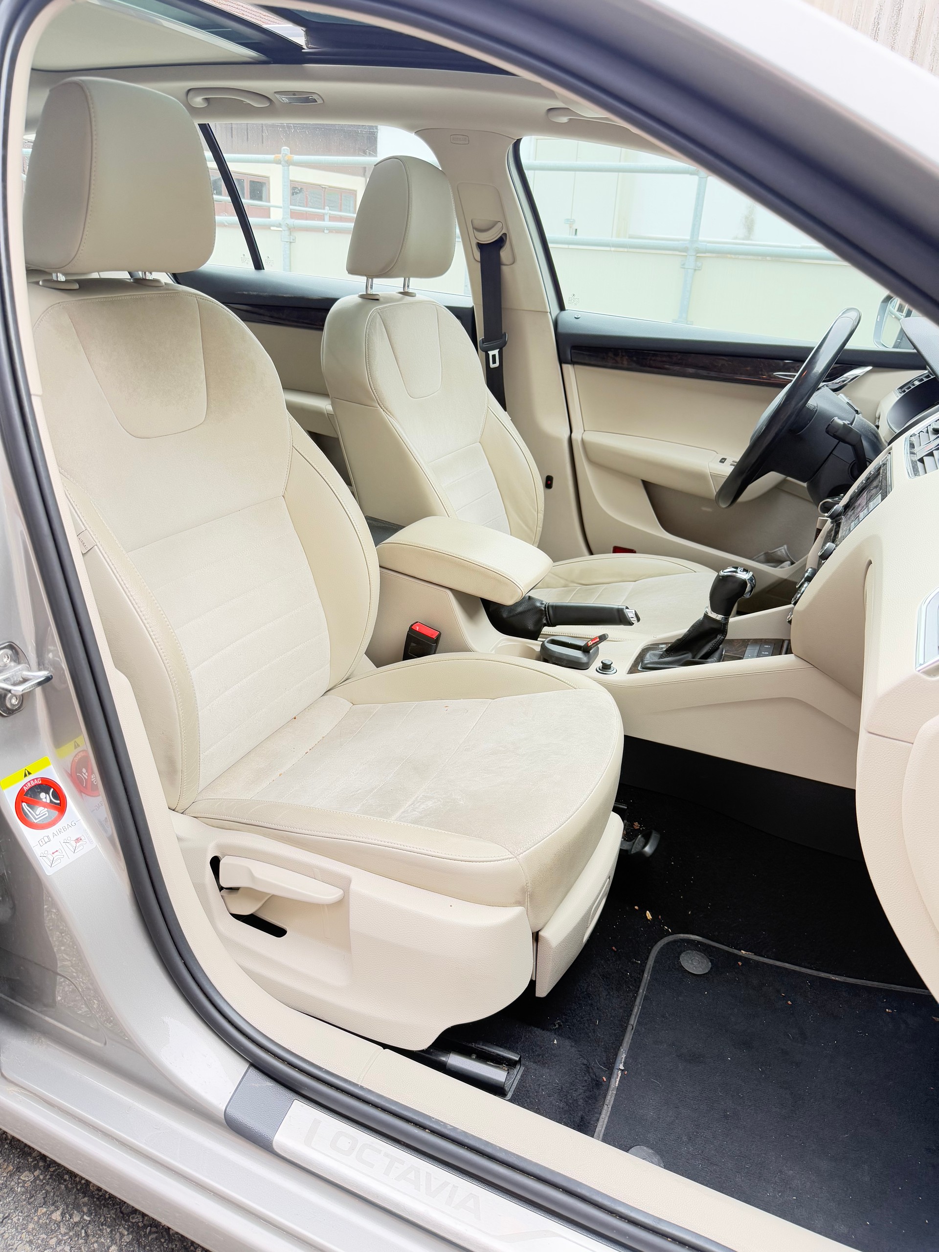 SKODA Octavia Combi 1.8 TSI Elegance 4x4 DSG-image-9