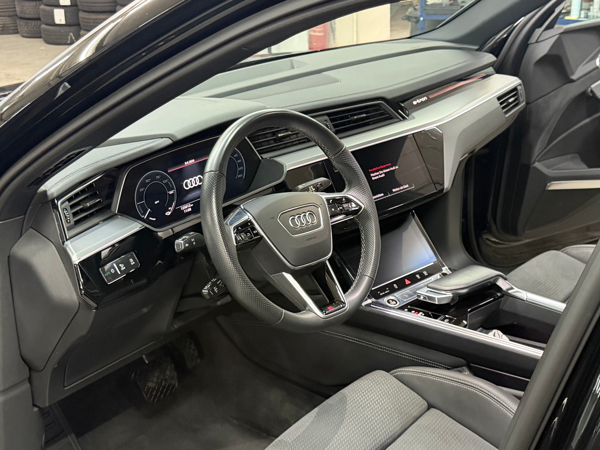 AUDI e-tron 55 Sportback S Line Black Edition quattro-image-6