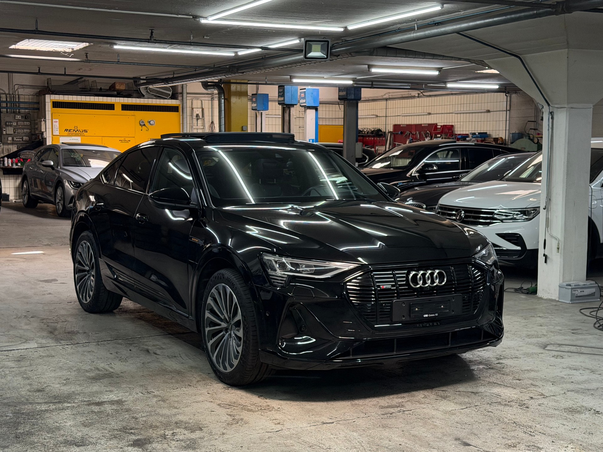 AUDI e-tron 55 Sportback S Line Black Edition quattro-image-4