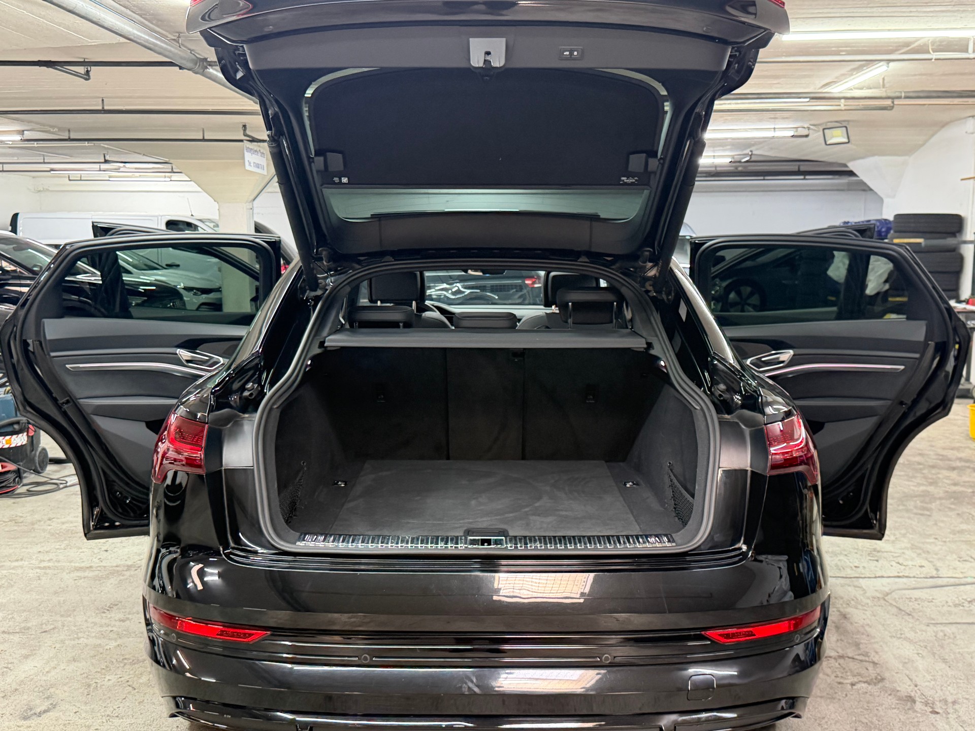 AUDI e-tron 55 Sportback S Line Black Edition quattro-image-10