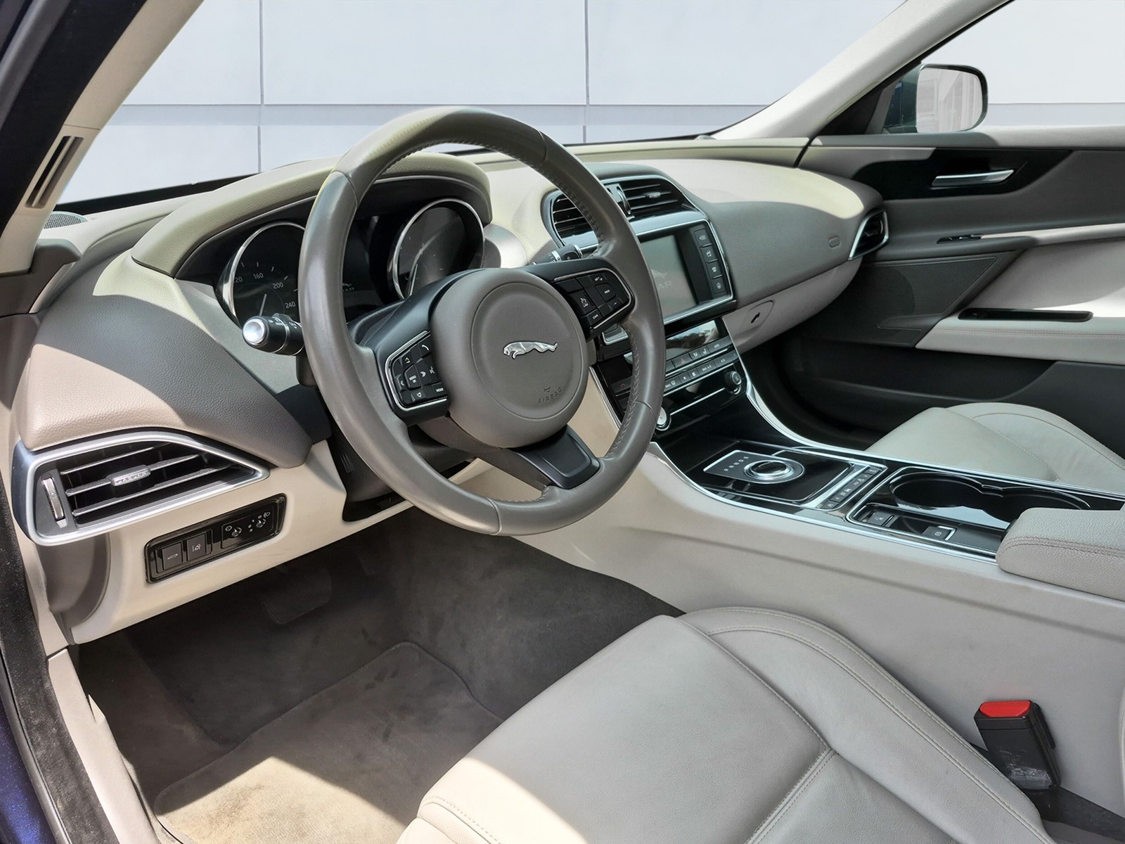 JAGUAR XE 2.0 D 180 Prestige AWD-image-10