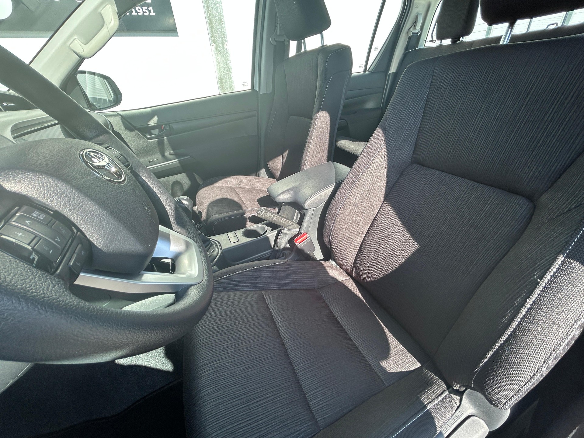TOYOTA Hilux Double Cab.-Pick-up 2.8 D-4D 204 Comfort-image-6