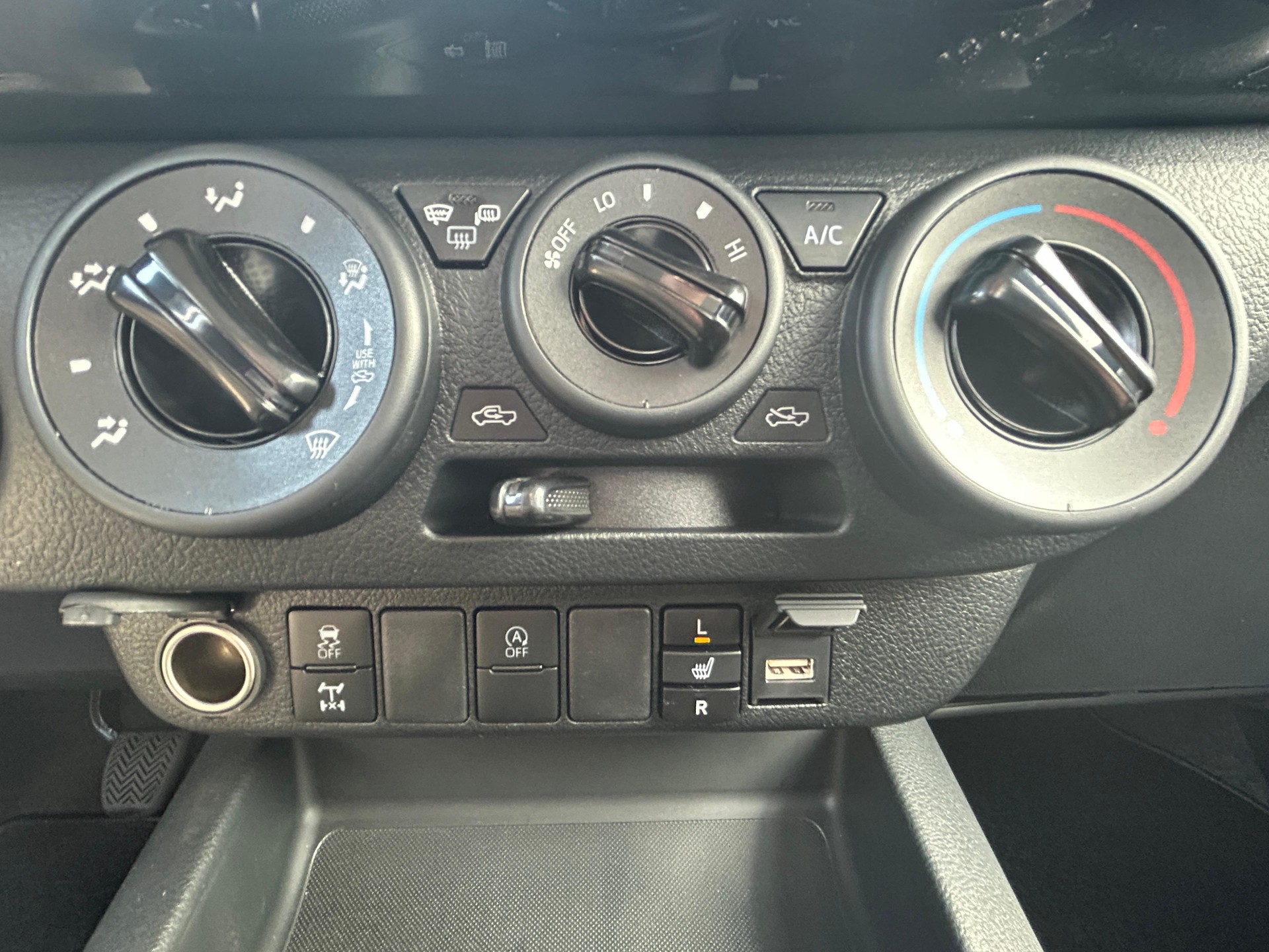TOYOTA Hilux Double Cab.-Pick-up 2.8 D-4D 204 Comfort-image-9