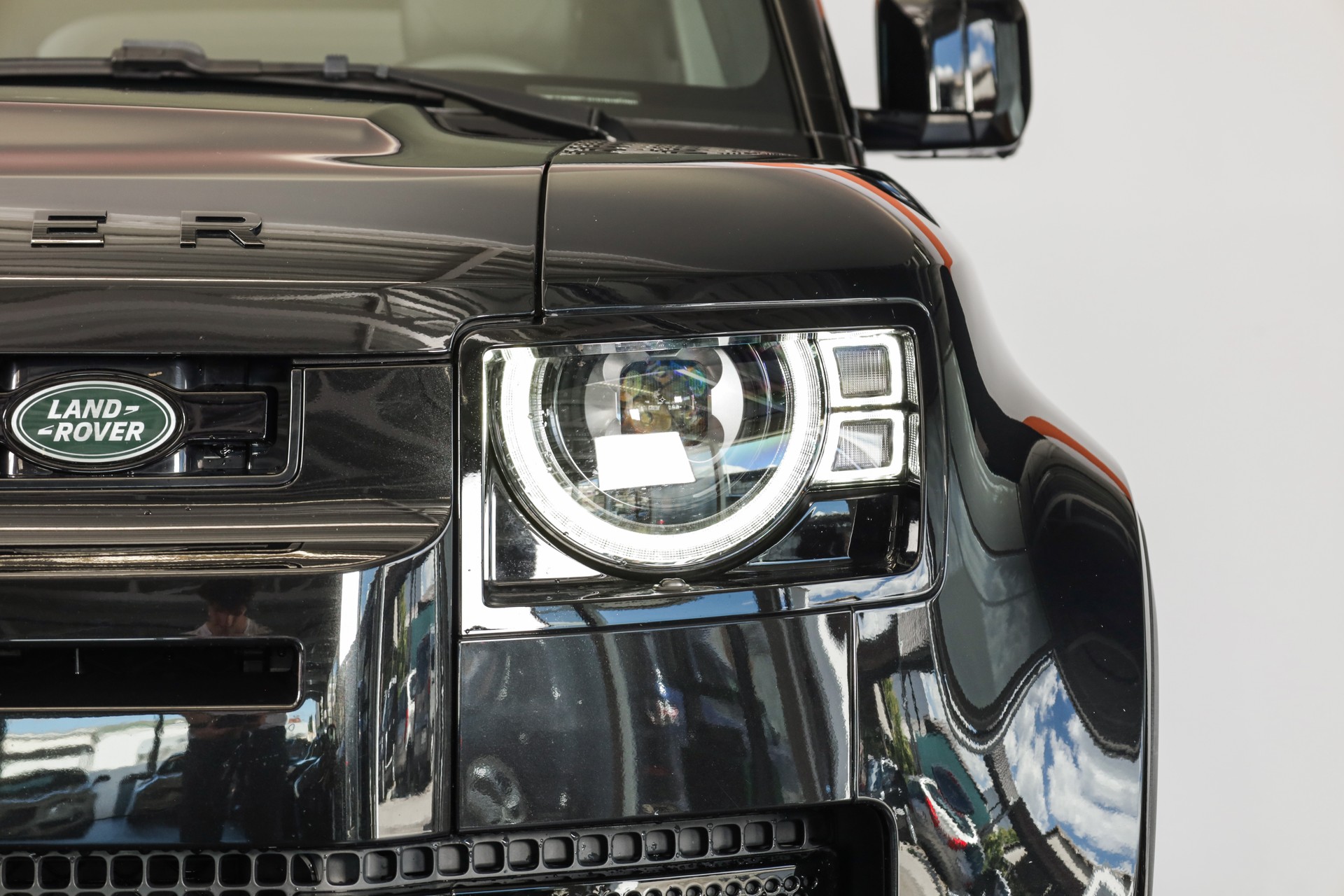 LAND ROVER Defender 110 P400e Si4 PHEV X AT8-image-6