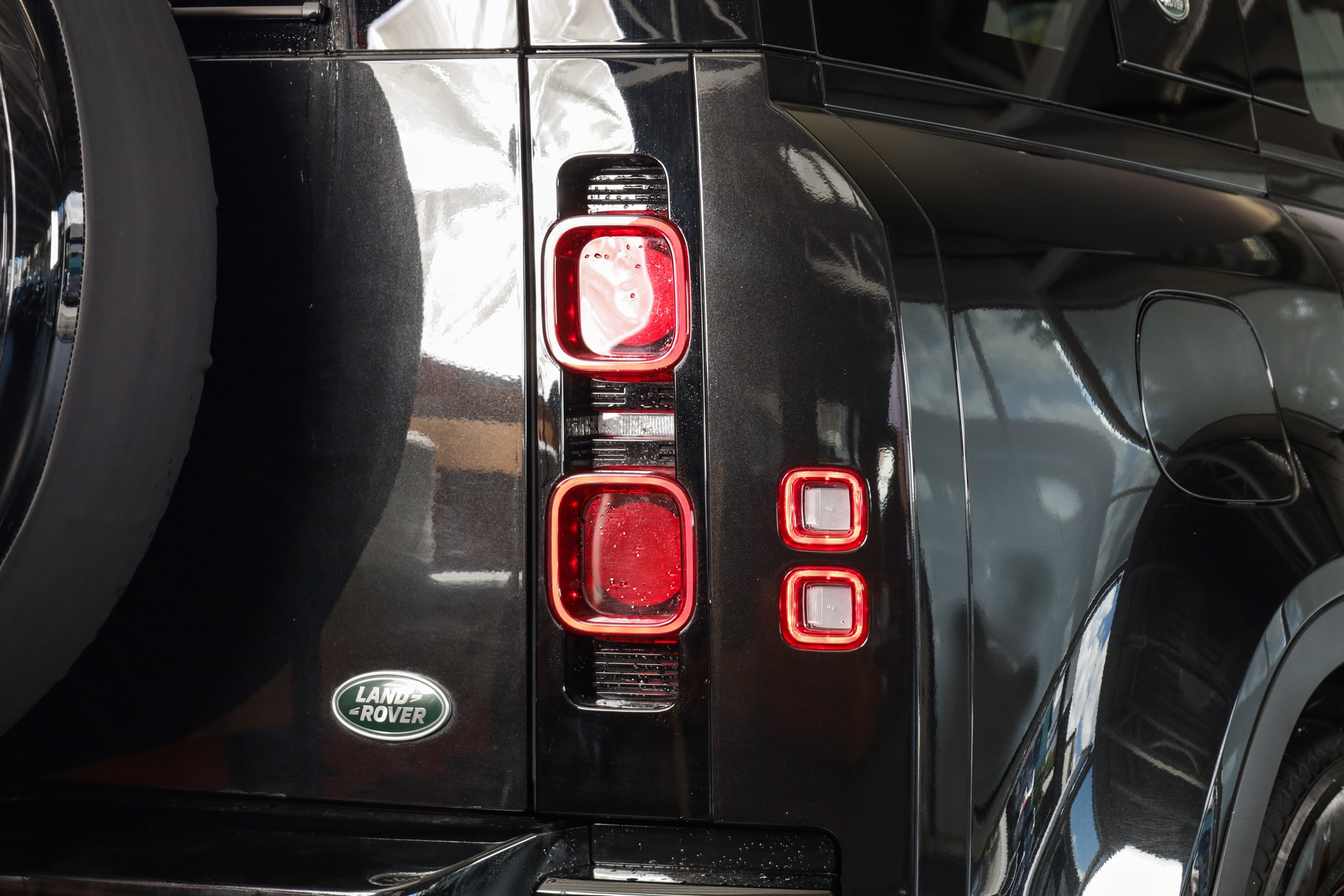 LAND ROVER Defender 110 P400e Si4 PHEV X AT8-image-5