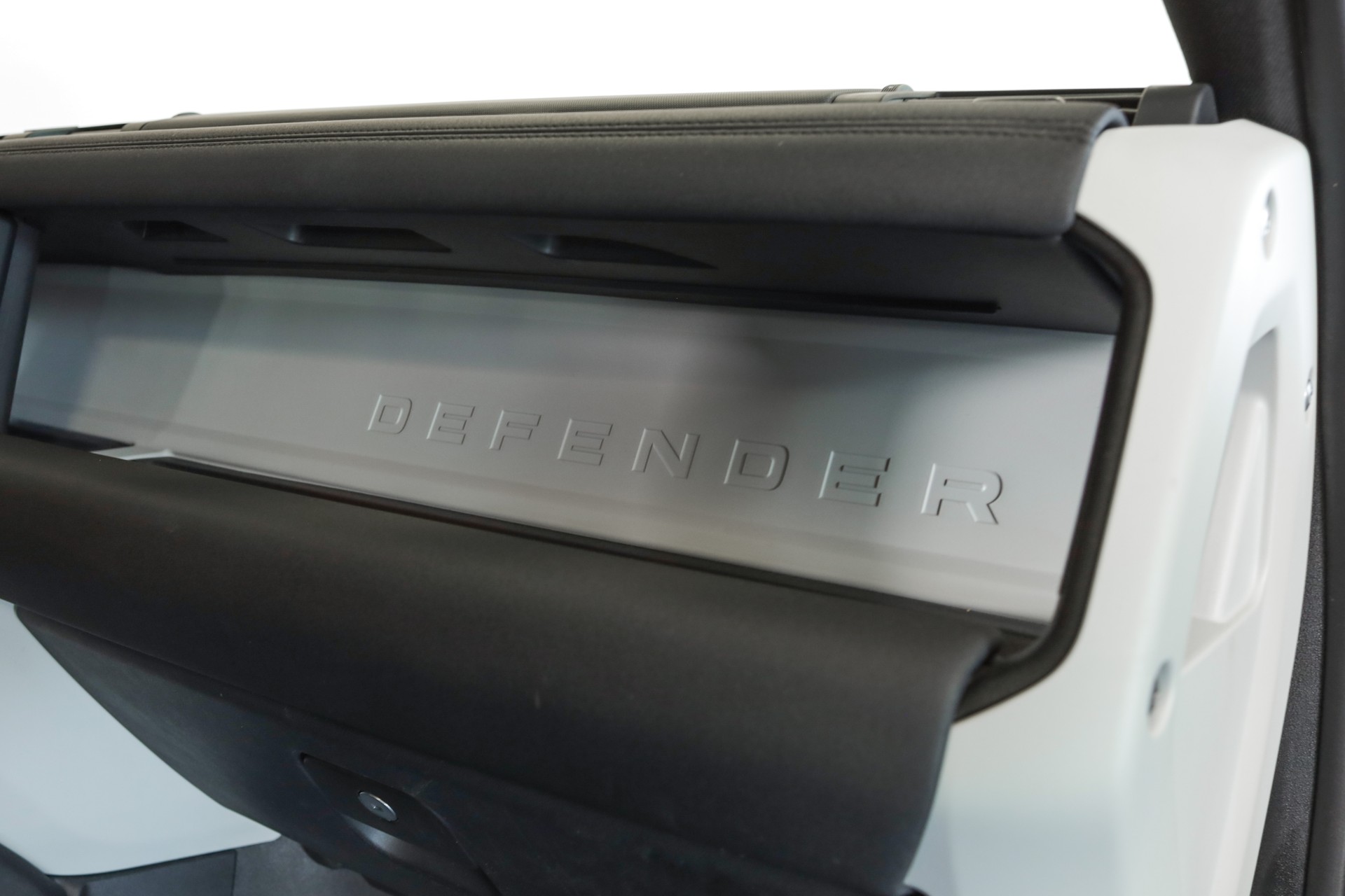 LAND ROVER Defender 110 P400e Si4 PHEV X AT8-image-15
