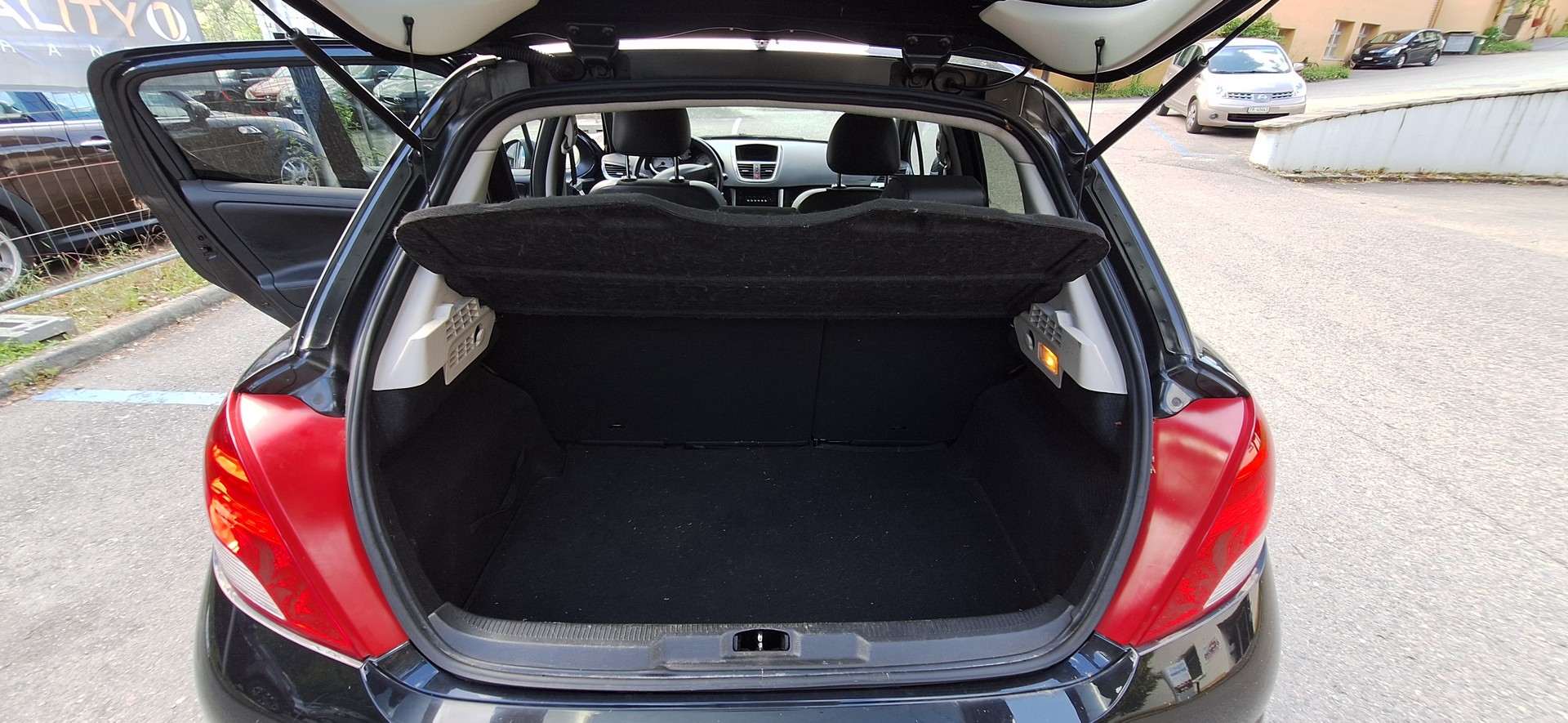 PEUGEOT 207 1.6 16V Swiss Edition-image-10