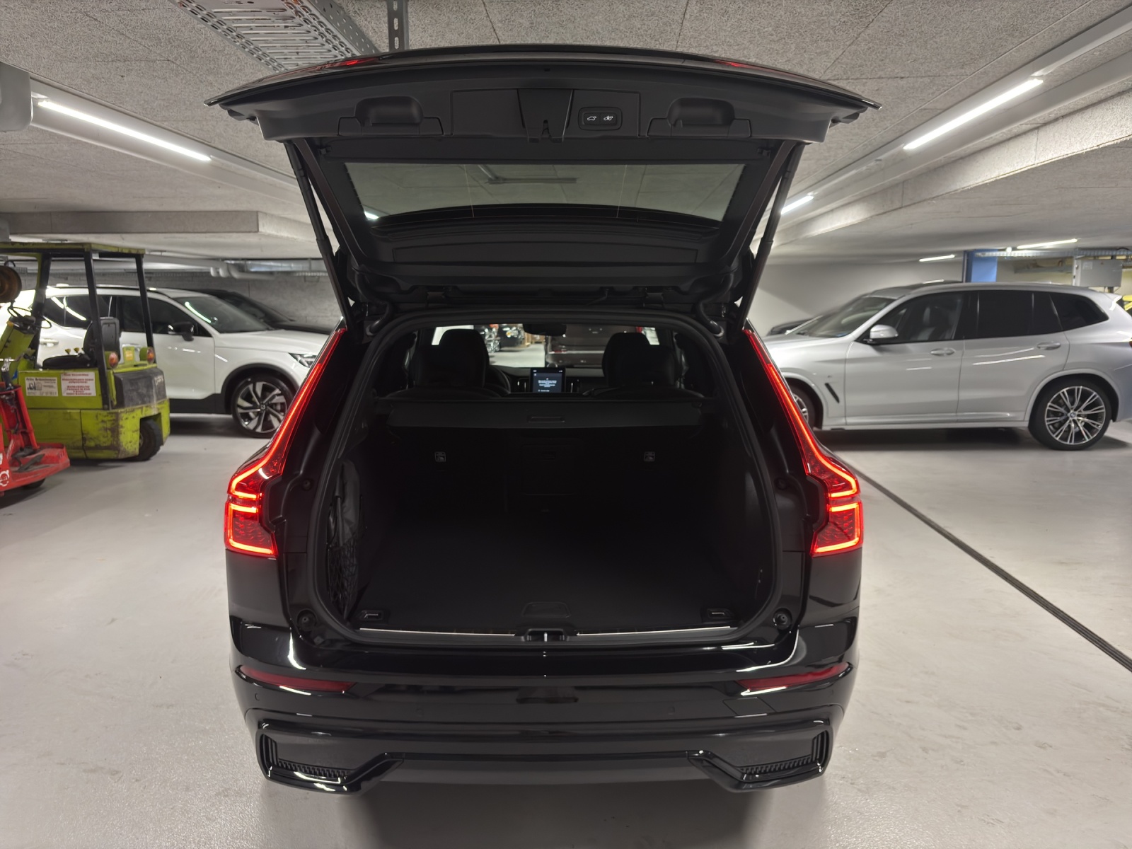 VOLVO XC60 2.0 B5 MH Black Edition AWD-image-11