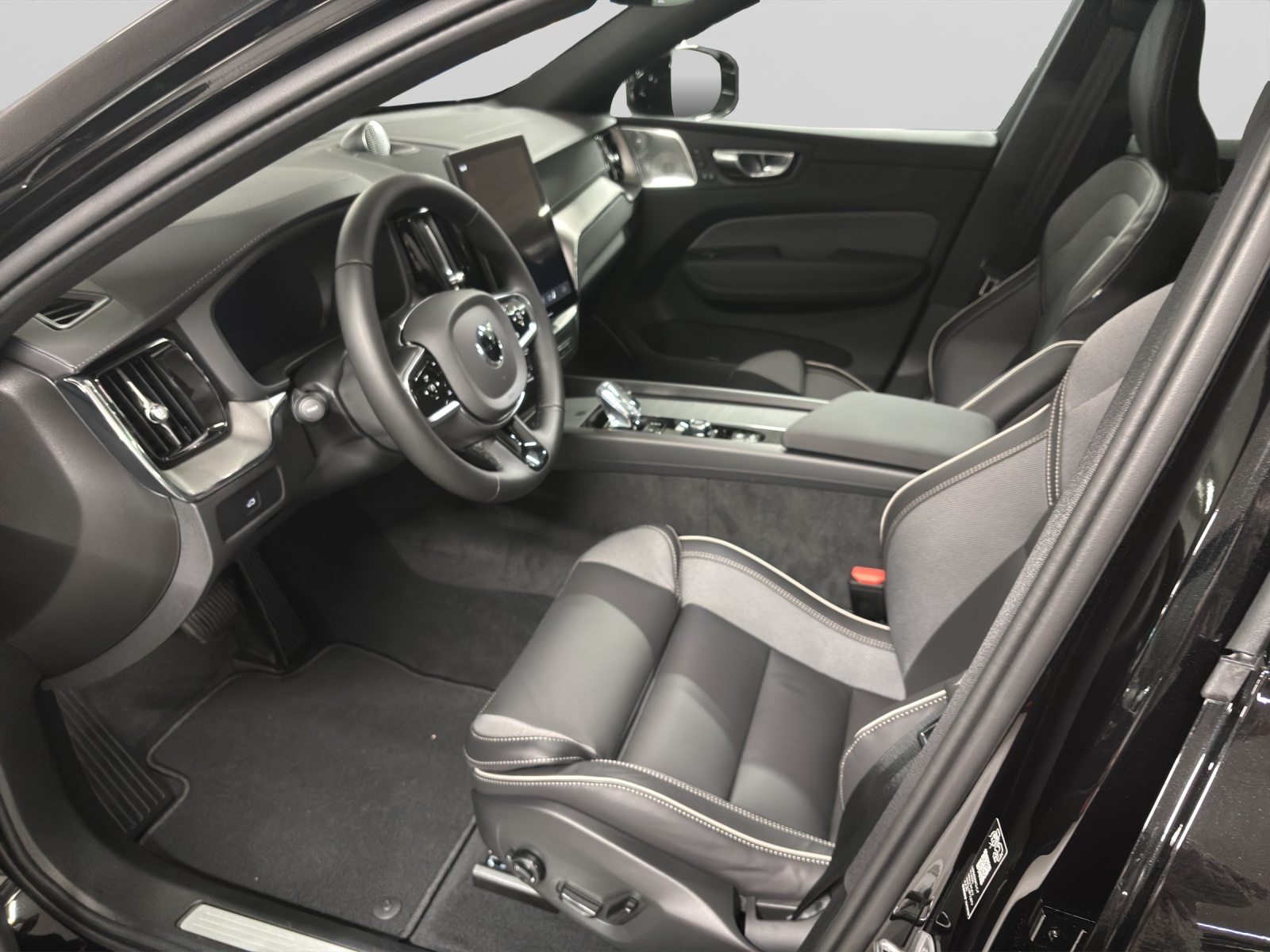VOLVO XC60 2.0 B5 MH Black Edition AWD-image-3