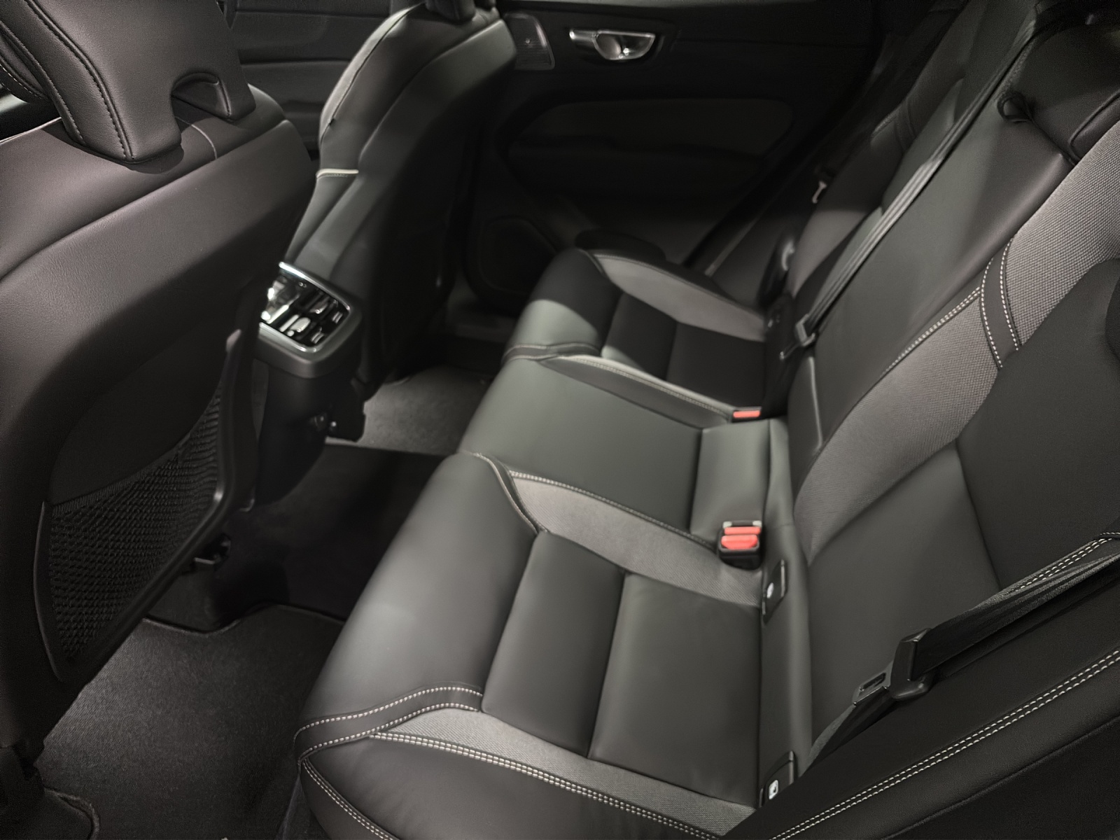 VOLVO XC60 2.0 B5 MH Black Edition AWD-image-4
