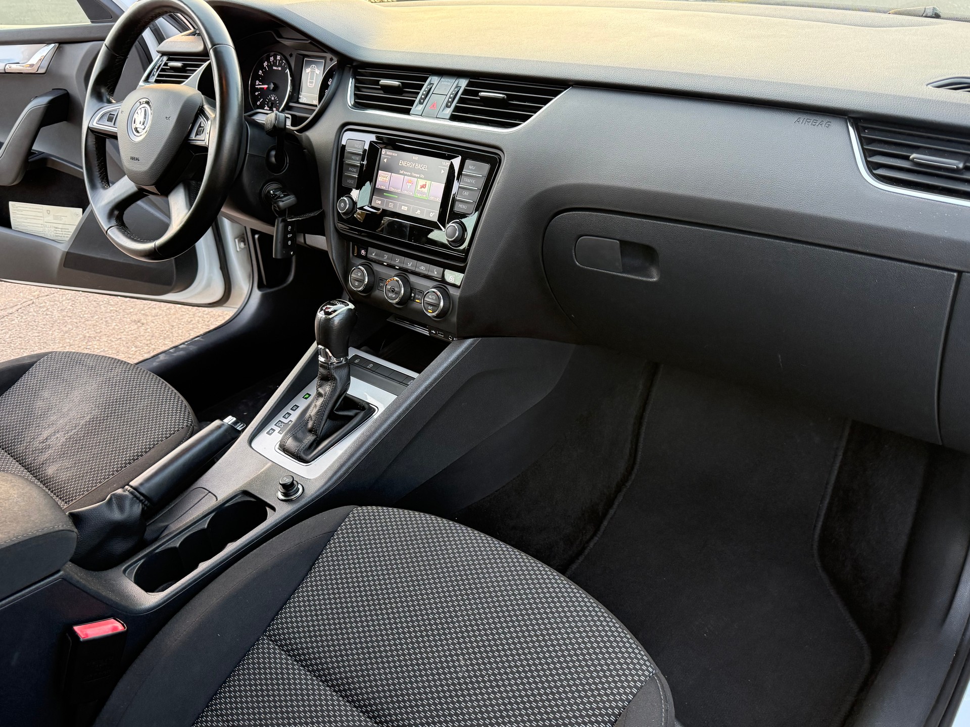 SKODA Octavia Combi 2.0 TDI Ambition 4x4 DSG-image-9