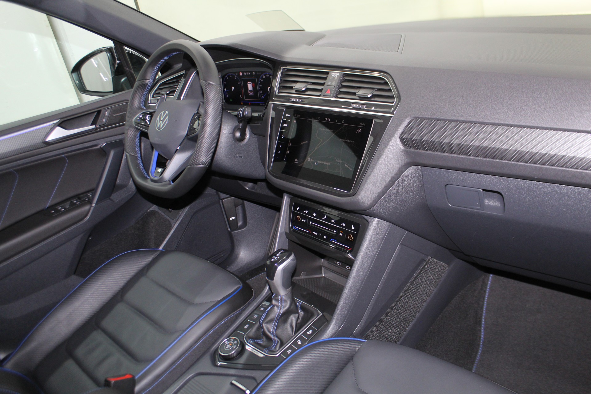 VW Tiguan 2.0TSI R 4Motion DSG "Black Style" Akrapovic / CH-Fahrzeug-image-11