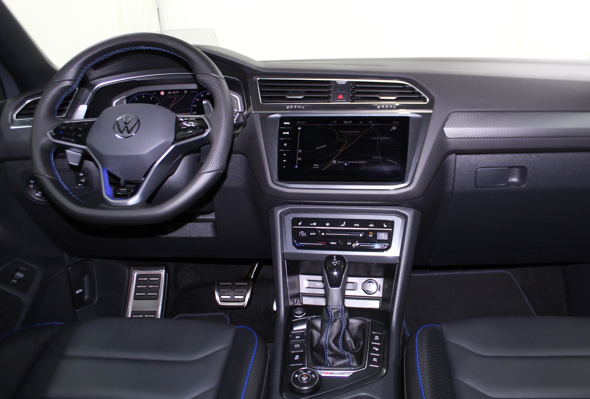 VW Tiguan 2.0TSI R 4Motion DSG "Black Style" Akrapovic / CH-Fahrzeug-image-12
