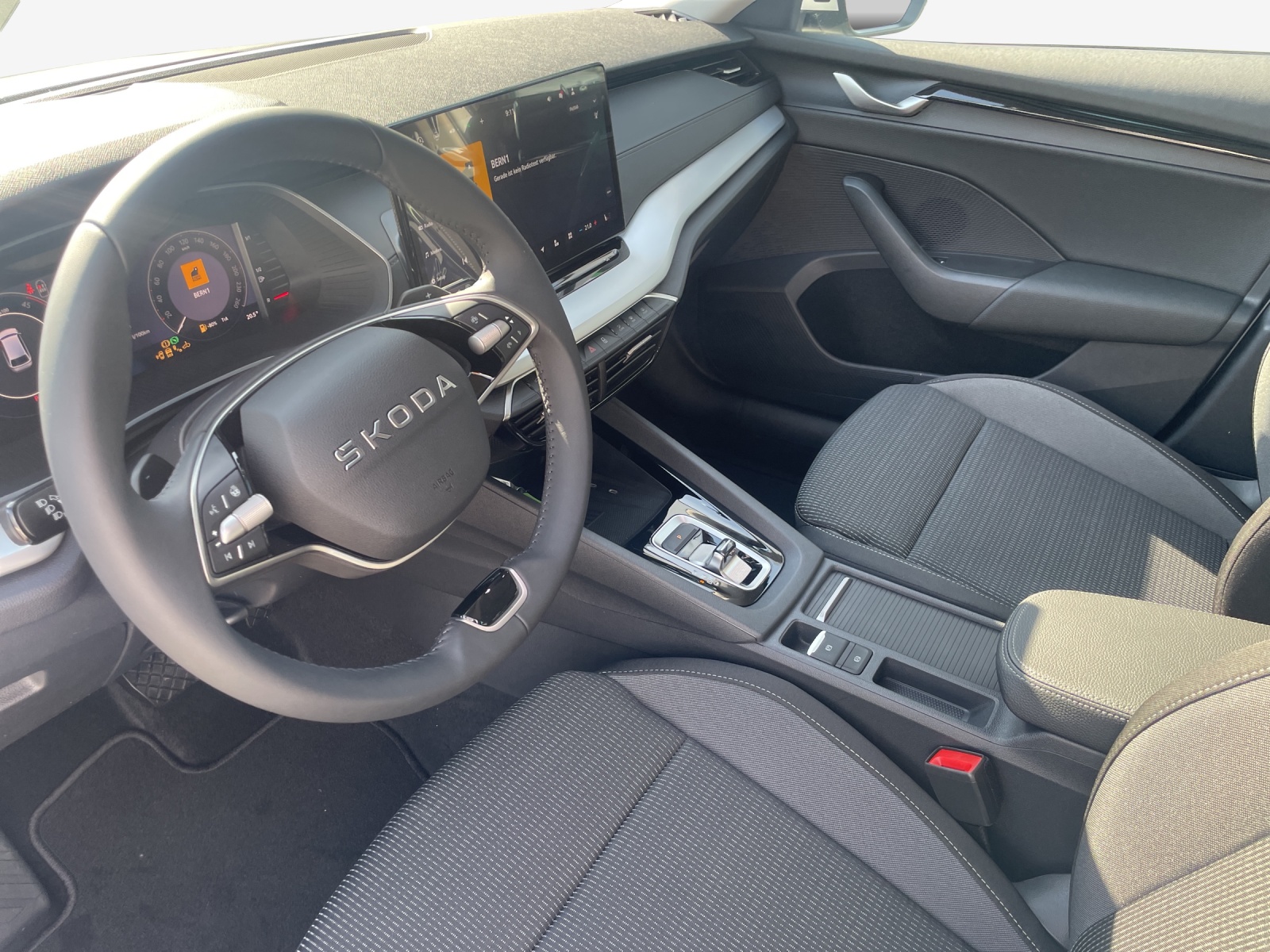 SKODA Octavia Combi 2.0 TDI DSG Selection-image-10