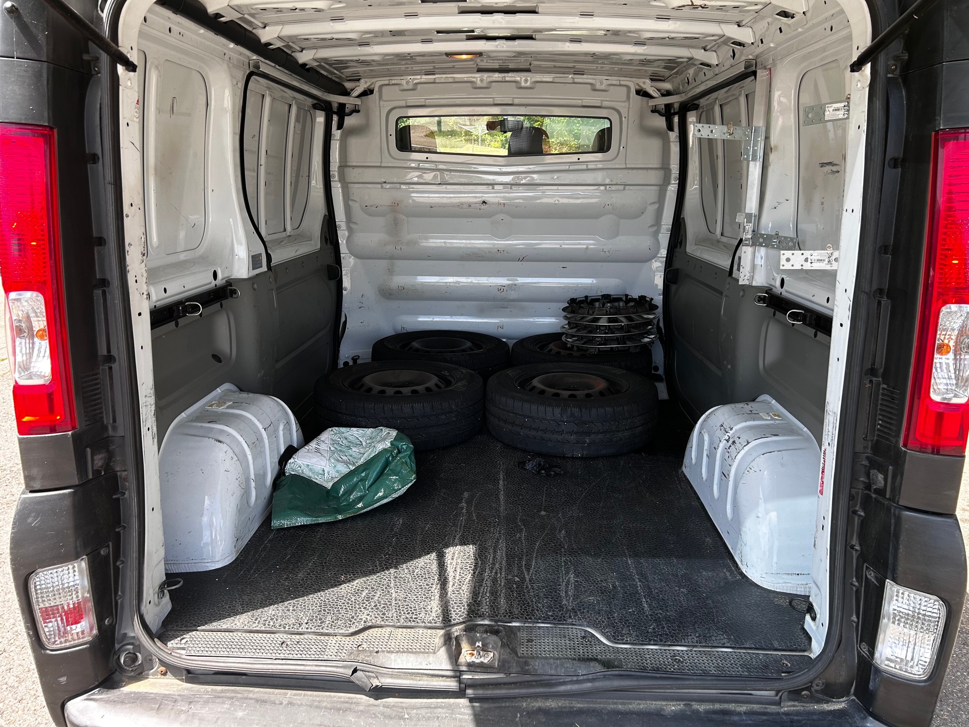 OPEL VIVARO-image-8