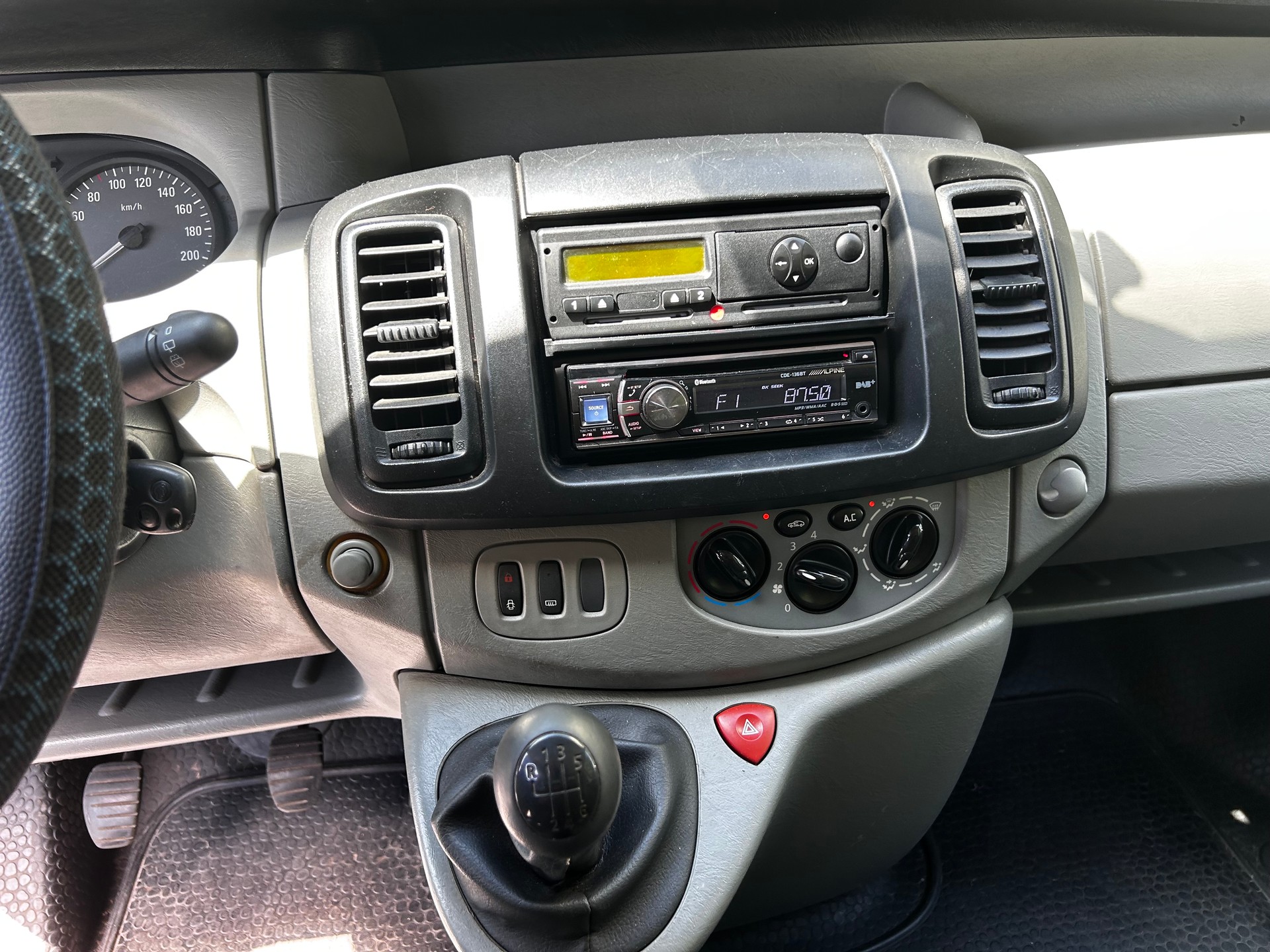 OPEL VIVARO-image-10