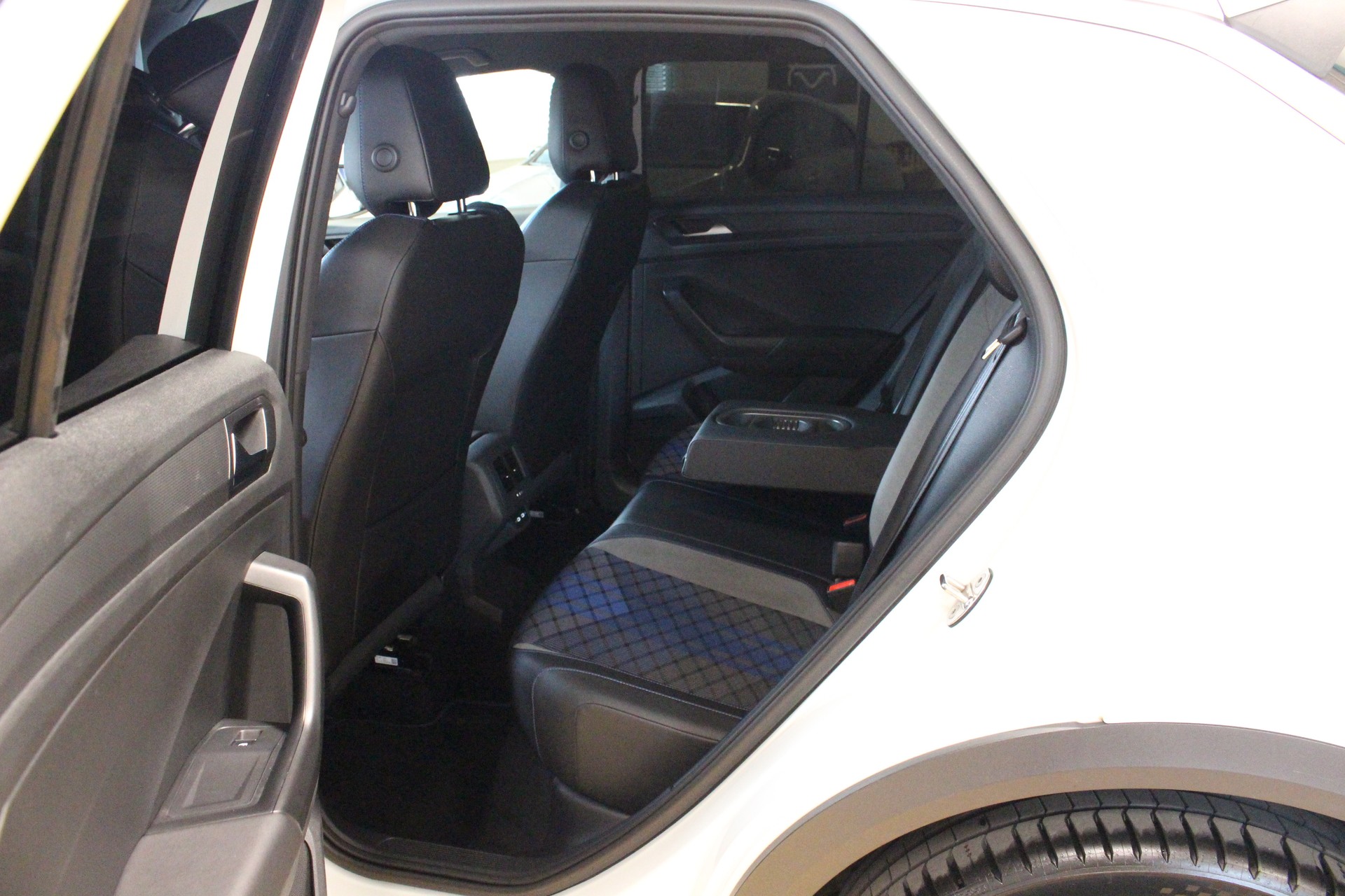 VW T-Roc 2.0 TSI R DSG 4Motion 300PS *FACELIFT *AKRAPOVIC AUSPUFFANLAGE *19" ALURÄDER-image-5