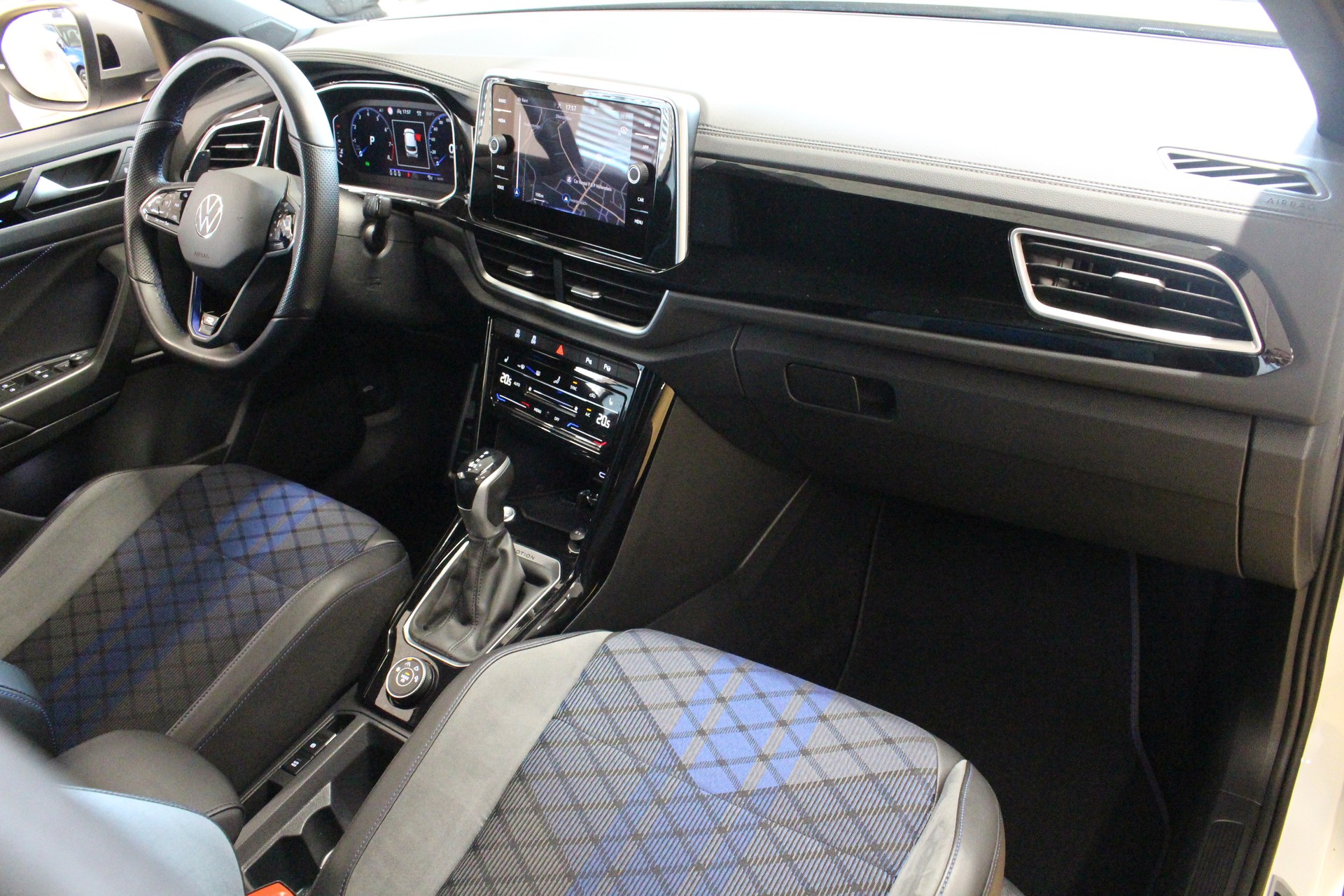 VW T-Roc 2.0 TSI R DSG 4Motion 300PS *FACELIFT *AKRAPOVIC AUSPUFFANLAGE *19" ALURÄDER-image-6