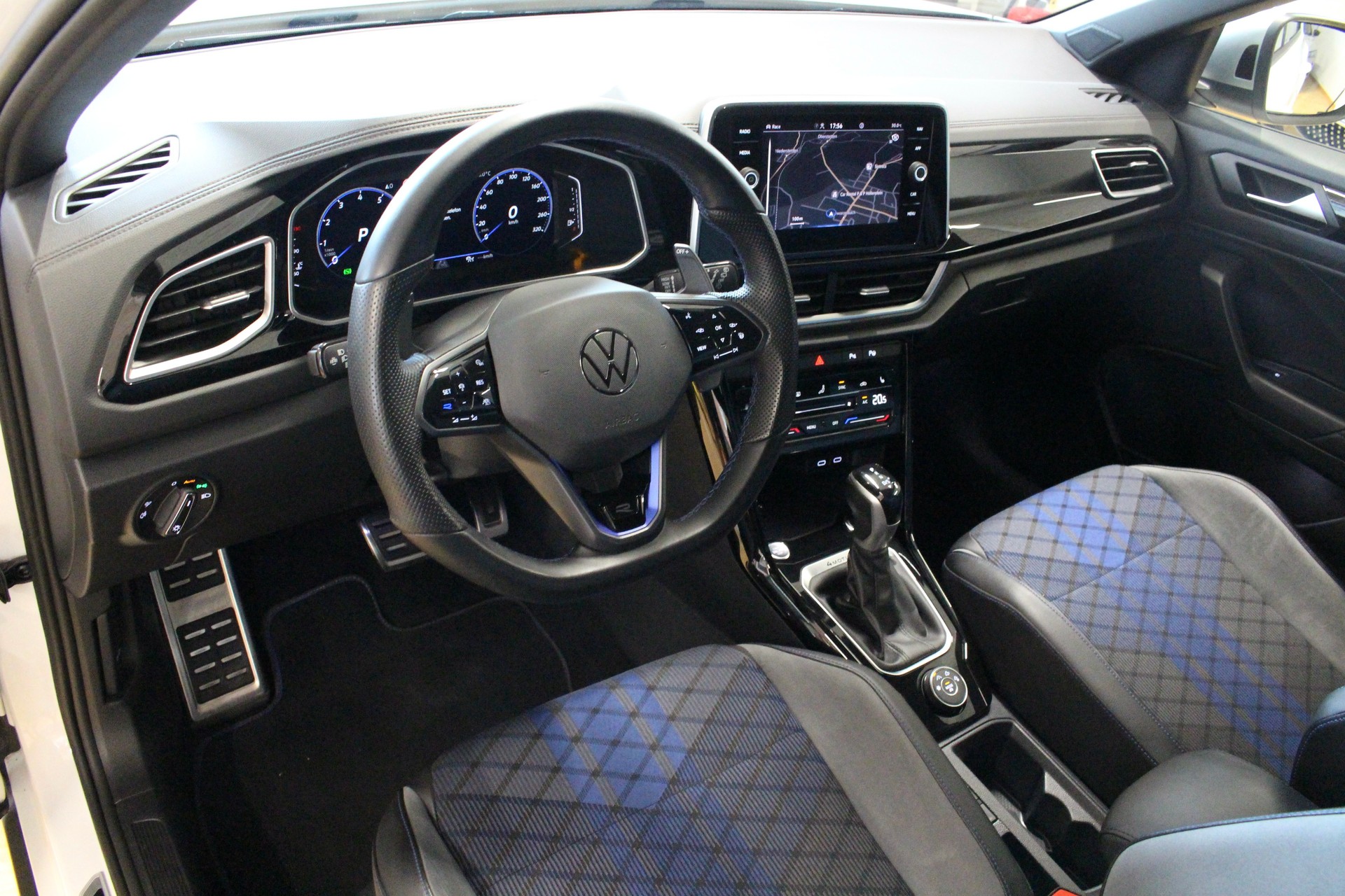 VW T-Roc 2.0 TSI R DSG 4Motion 300PS *FACELIFT *AKRAPOVIC AUSPUFFANLAGE *19" ALURÄDER-image-4