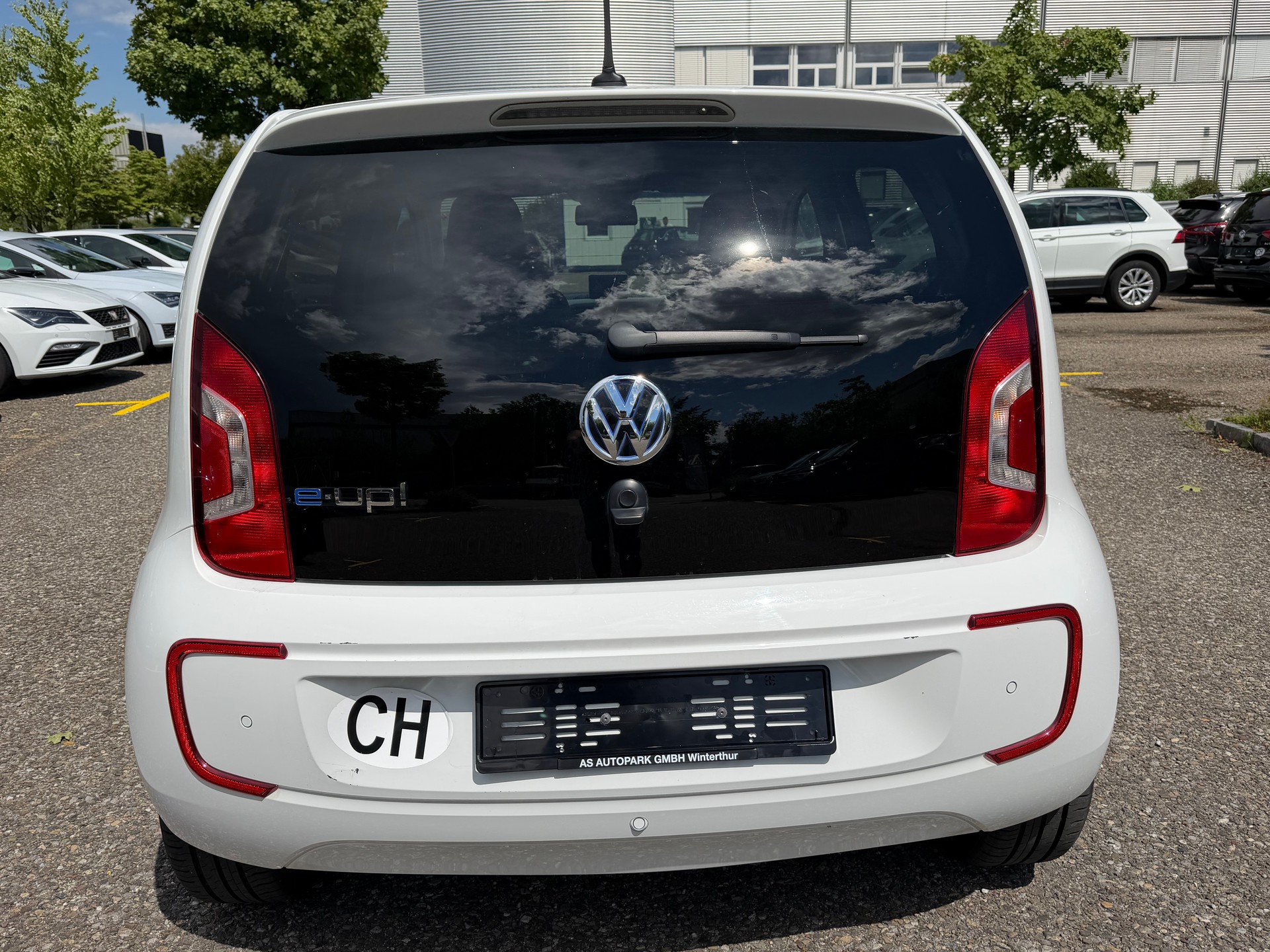VW e-Up-showroom-element-3