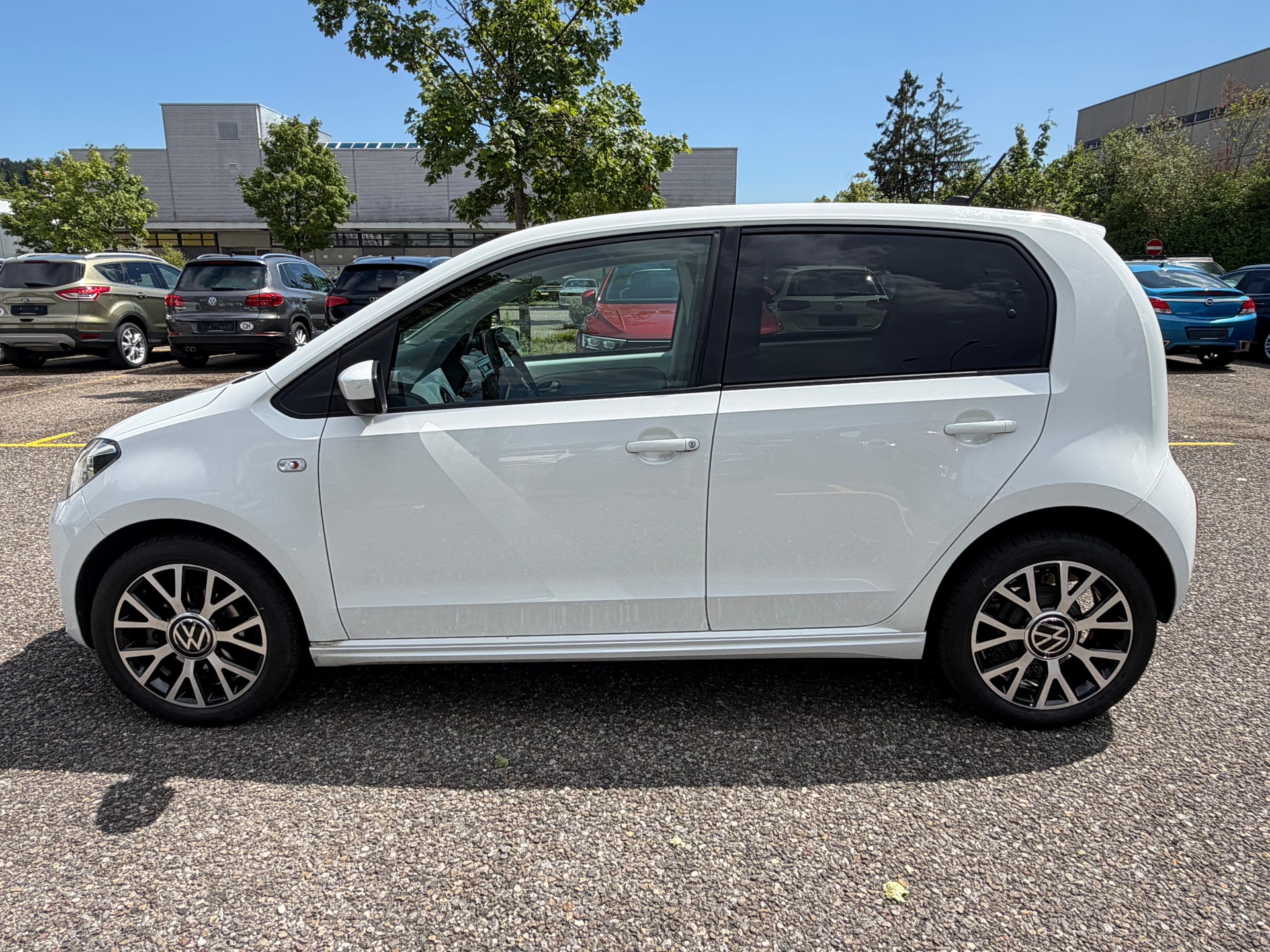 VW e-Up-showroom-element-1