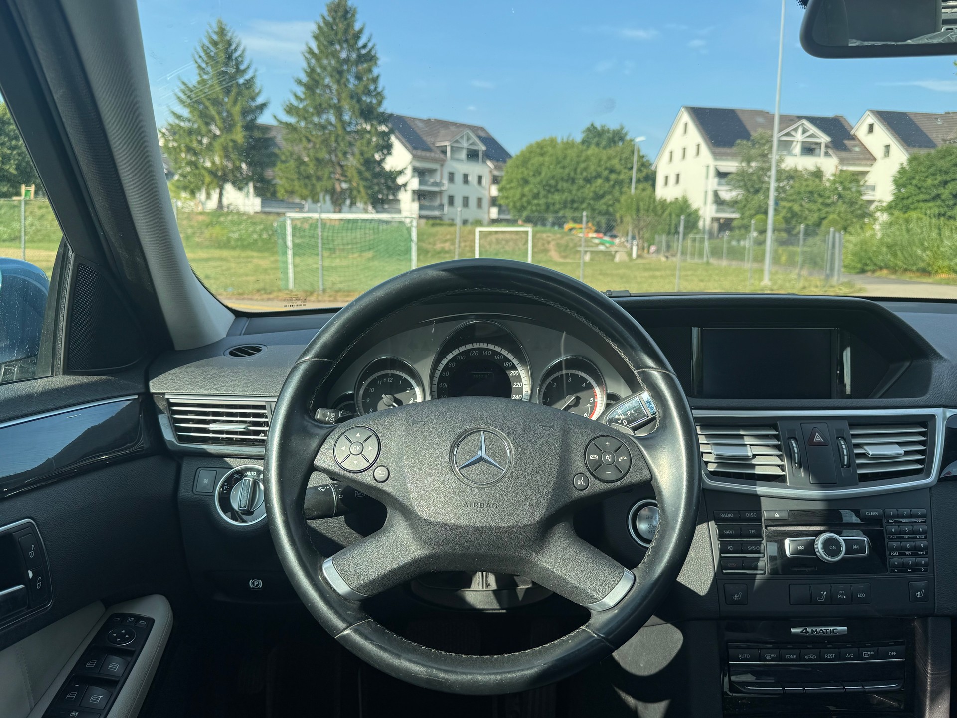 MERCEDES-BENZ E 250 CDI BlueEfficiency 4Matic 7G-Tronic-image-12