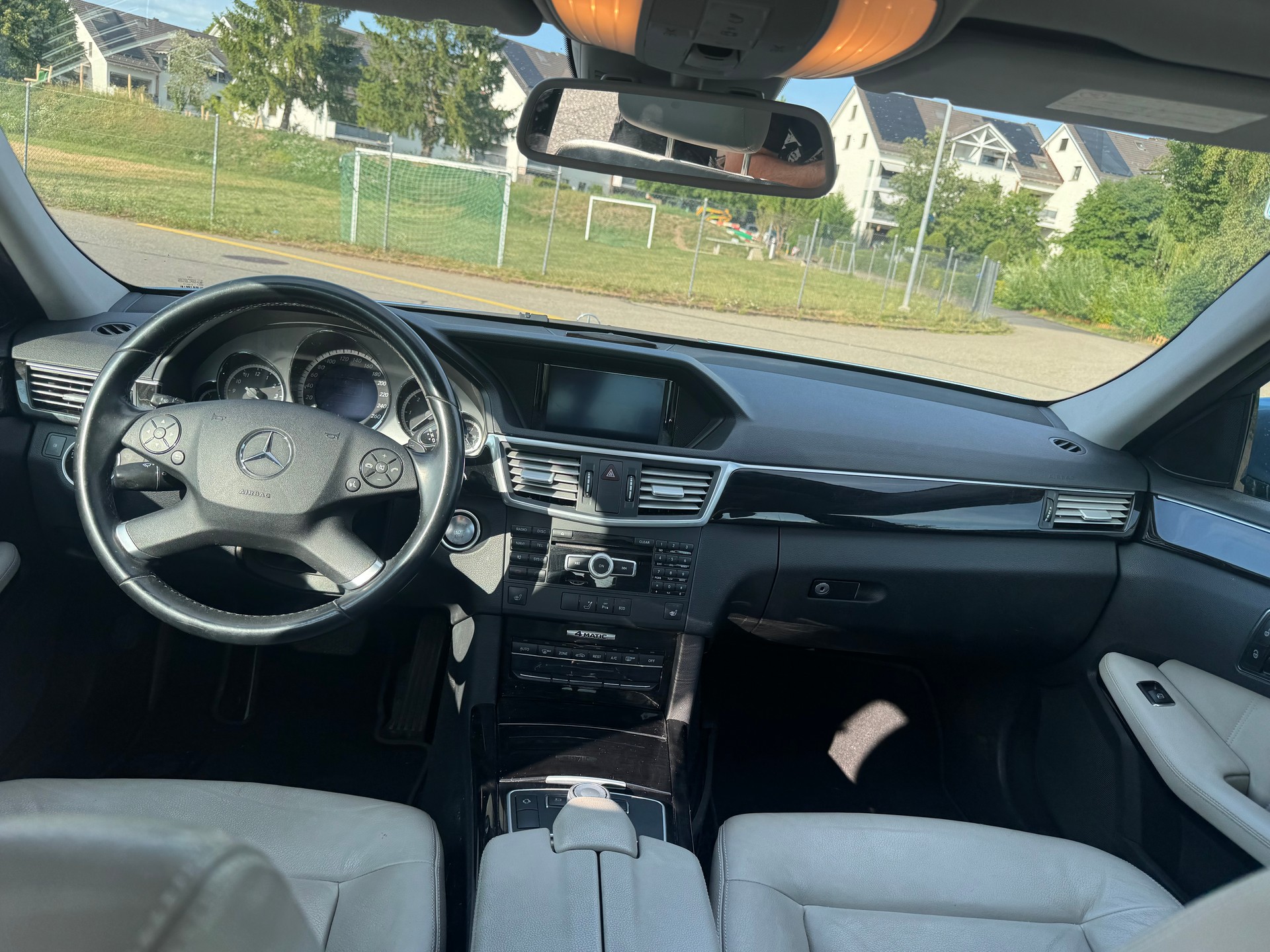 MERCEDES-BENZ E 250 CDI BlueEfficiency 4Matic 7G-Tronic-image-10