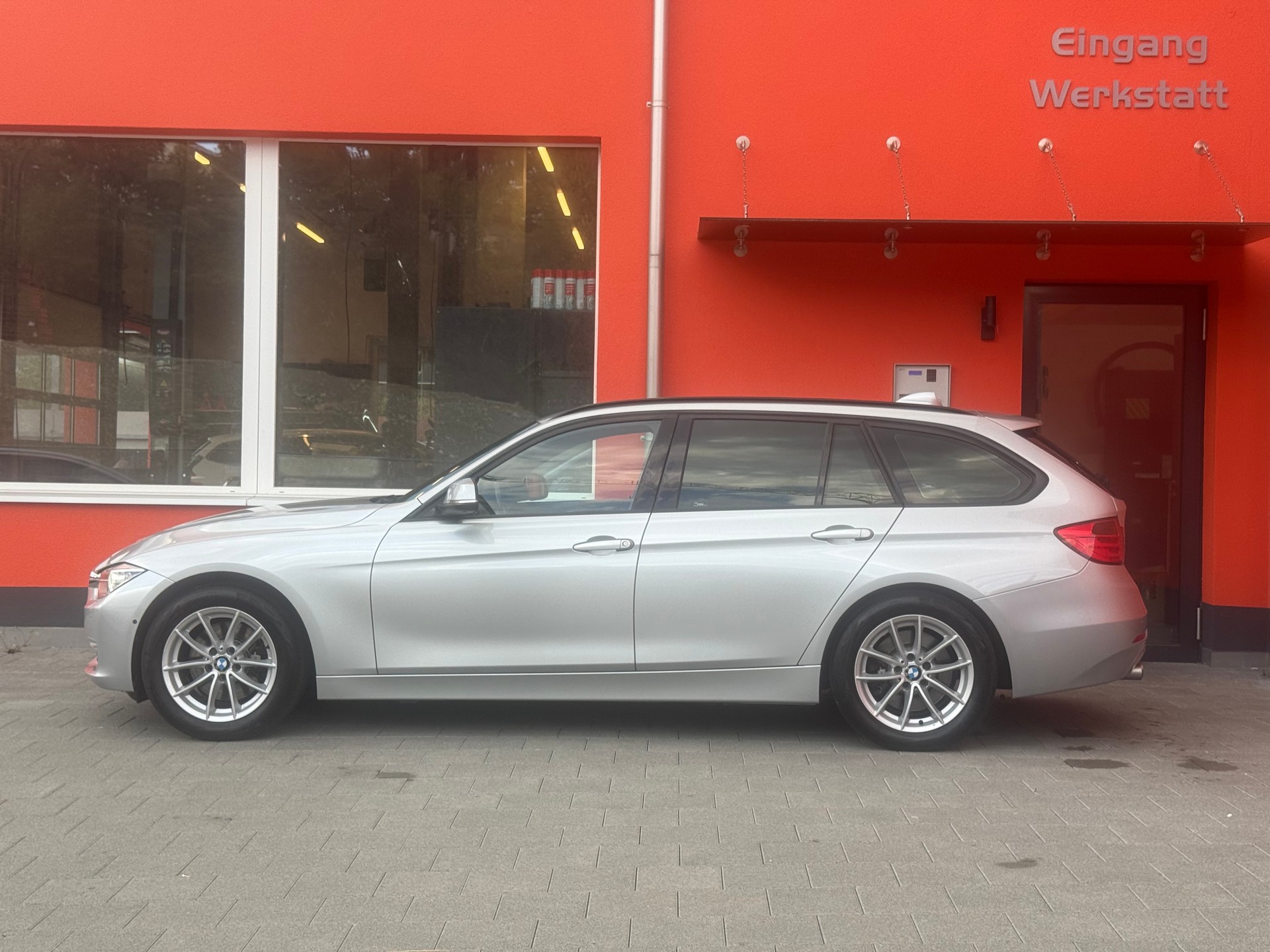BMW 330d xDrive Touring Modern Line Steptronic-showroom-element-1