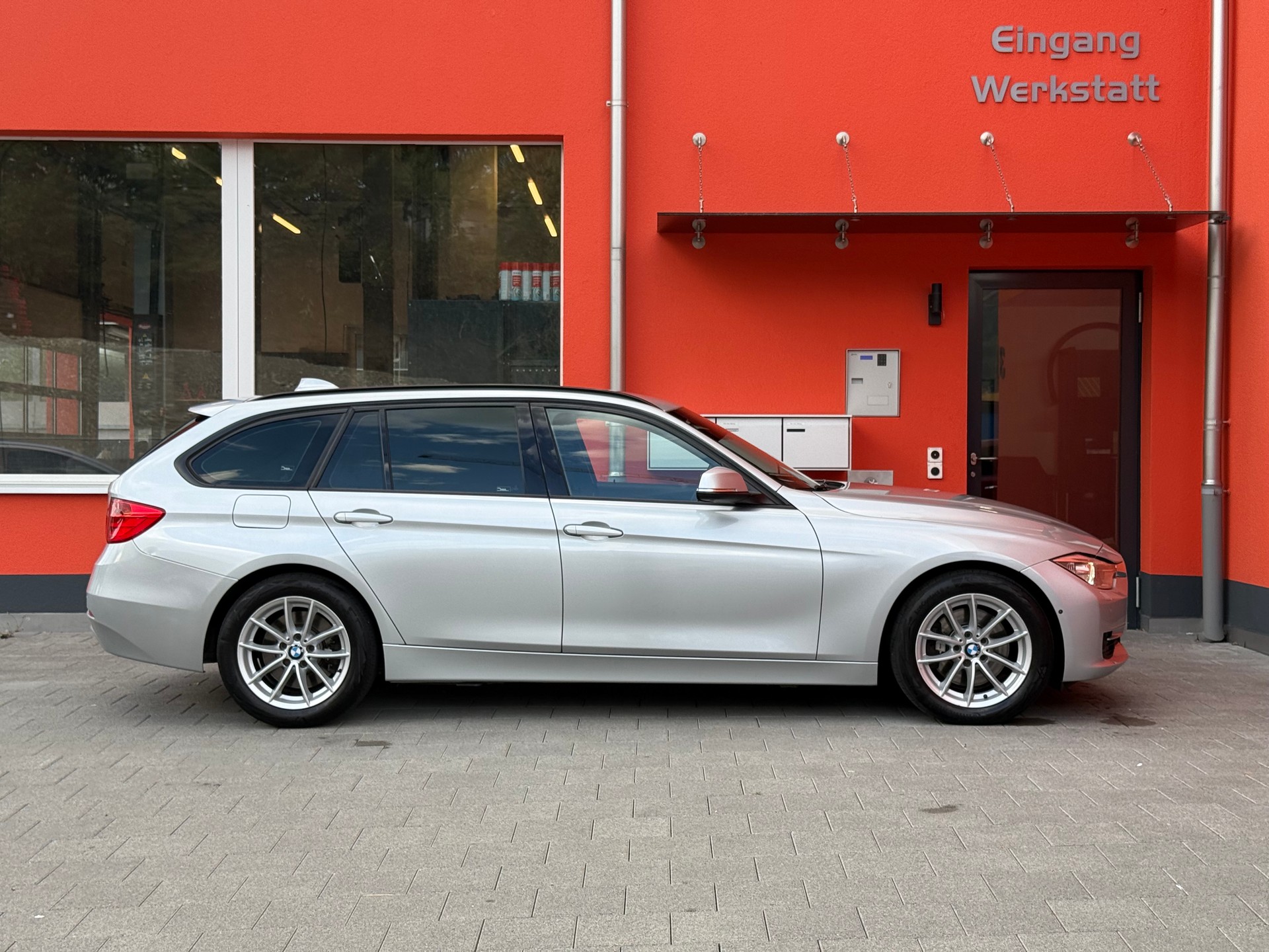 BMW 330d xDrive Touring Modern Line Steptronic-showroom-element-3