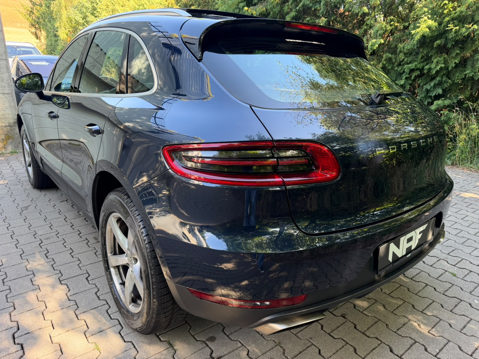 PORSCHE Macan PDK-showroom-element-2