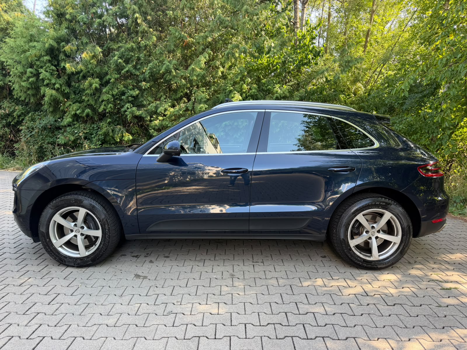 PORSCHE Macan PDK-showroom-element-1
