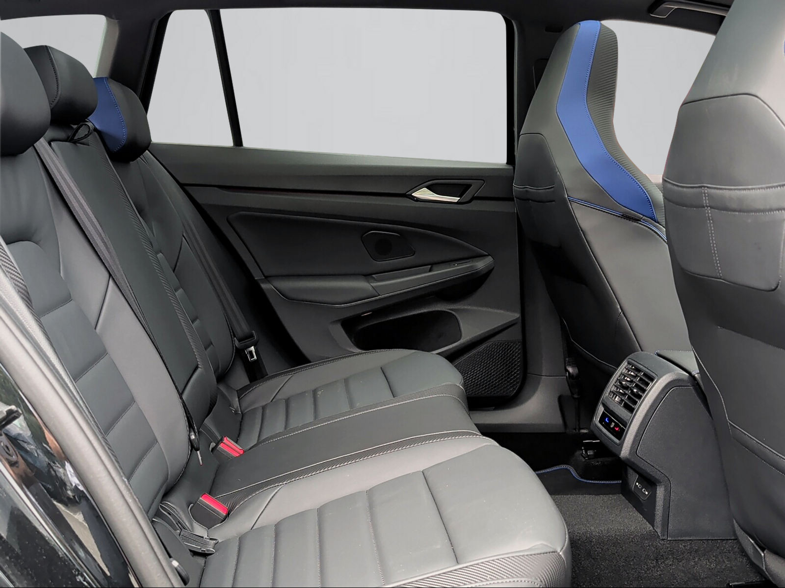 VW Golf Variant 2.0 TSI R DSG 4 Motion-image-7