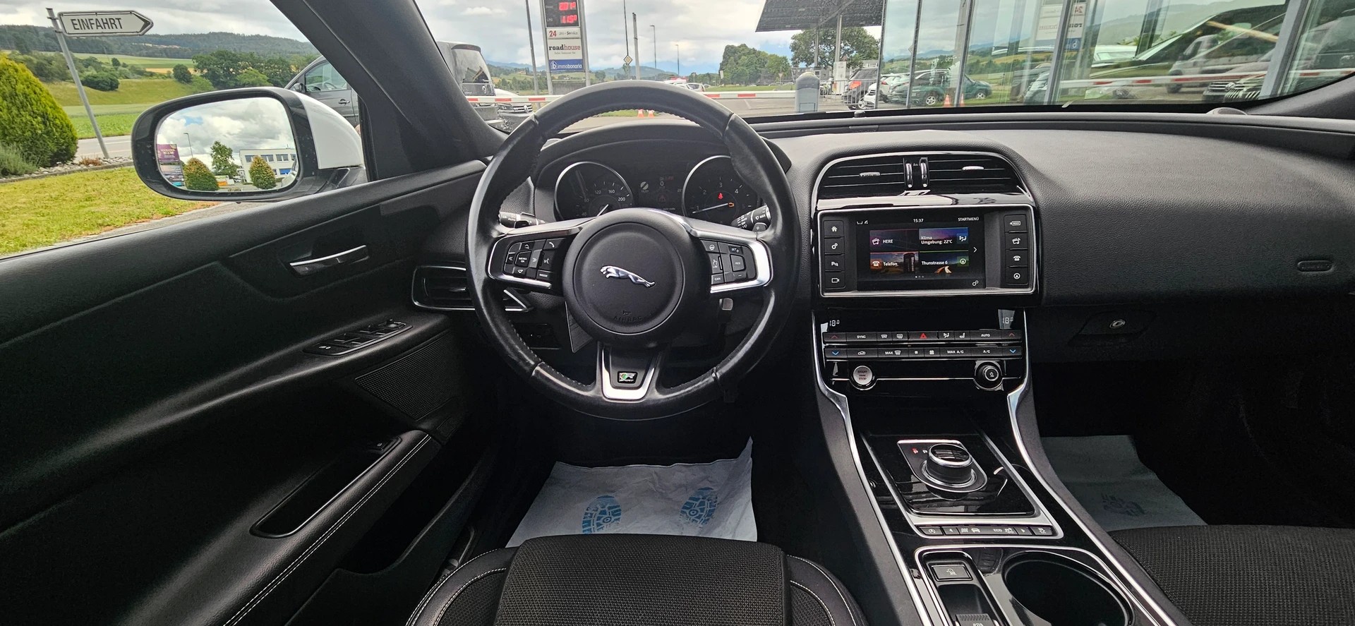JAGUAR XE 20d R-Sport AWD Automat-image-8