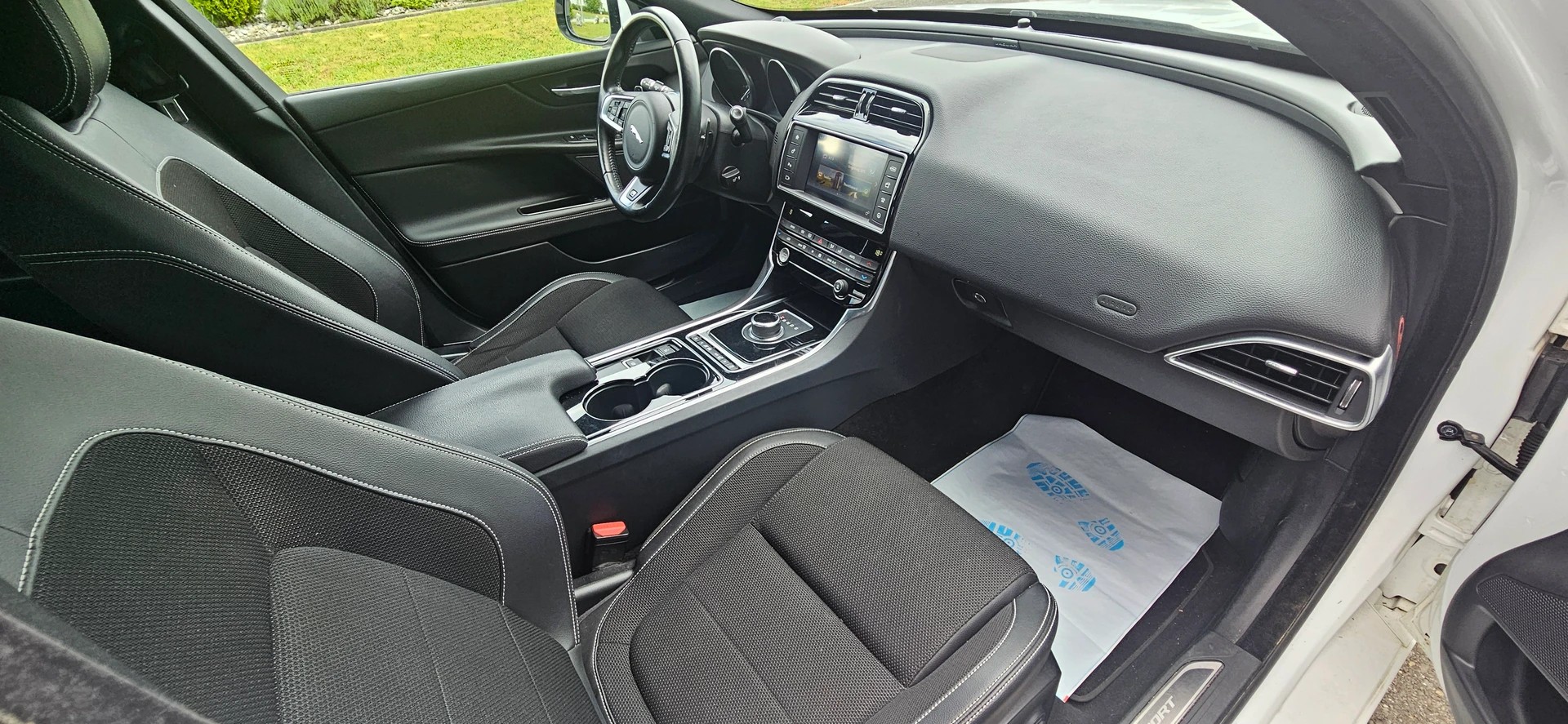 JAGUAR XE 20d R-Sport AWD Automat-image-9
