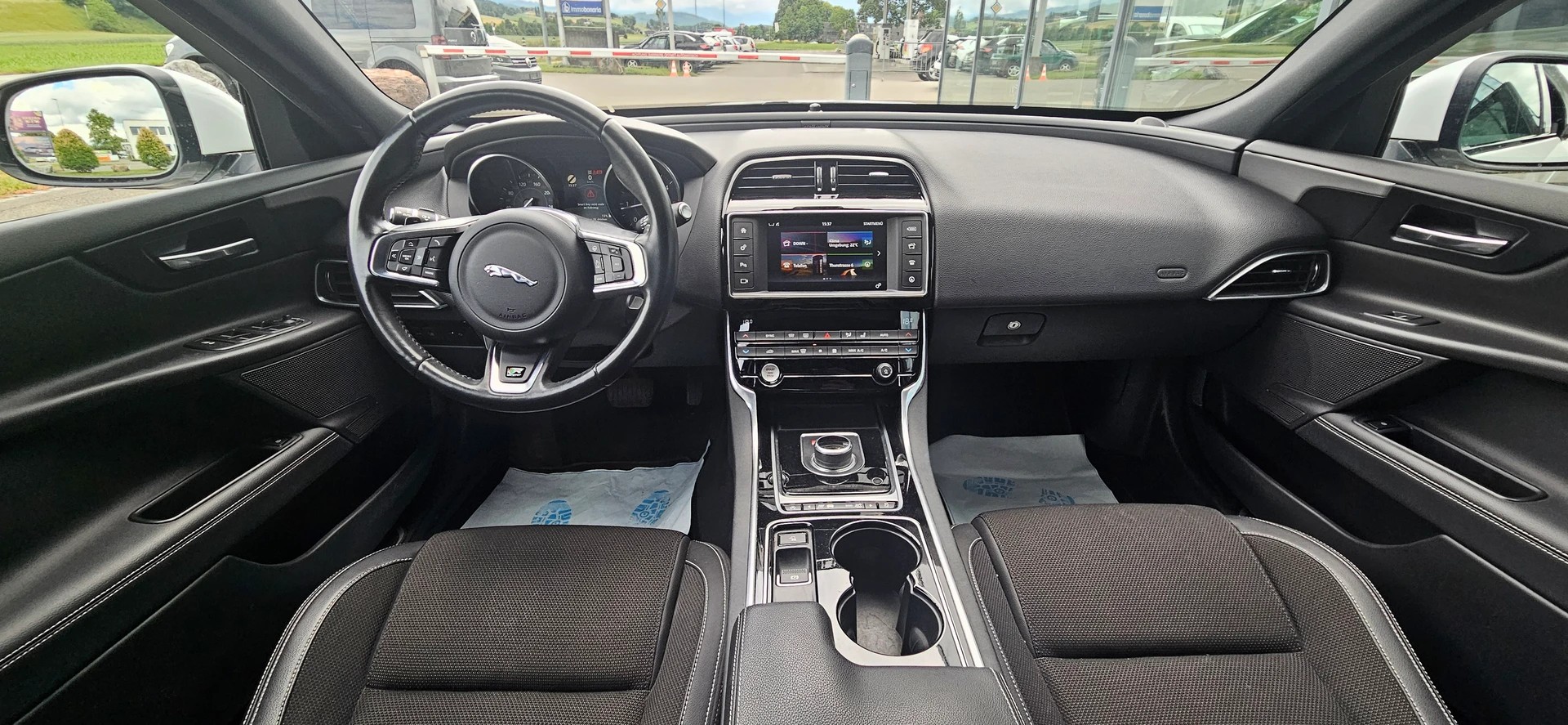 JAGUAR XE 20d R-Sport AWD Automat-image-7