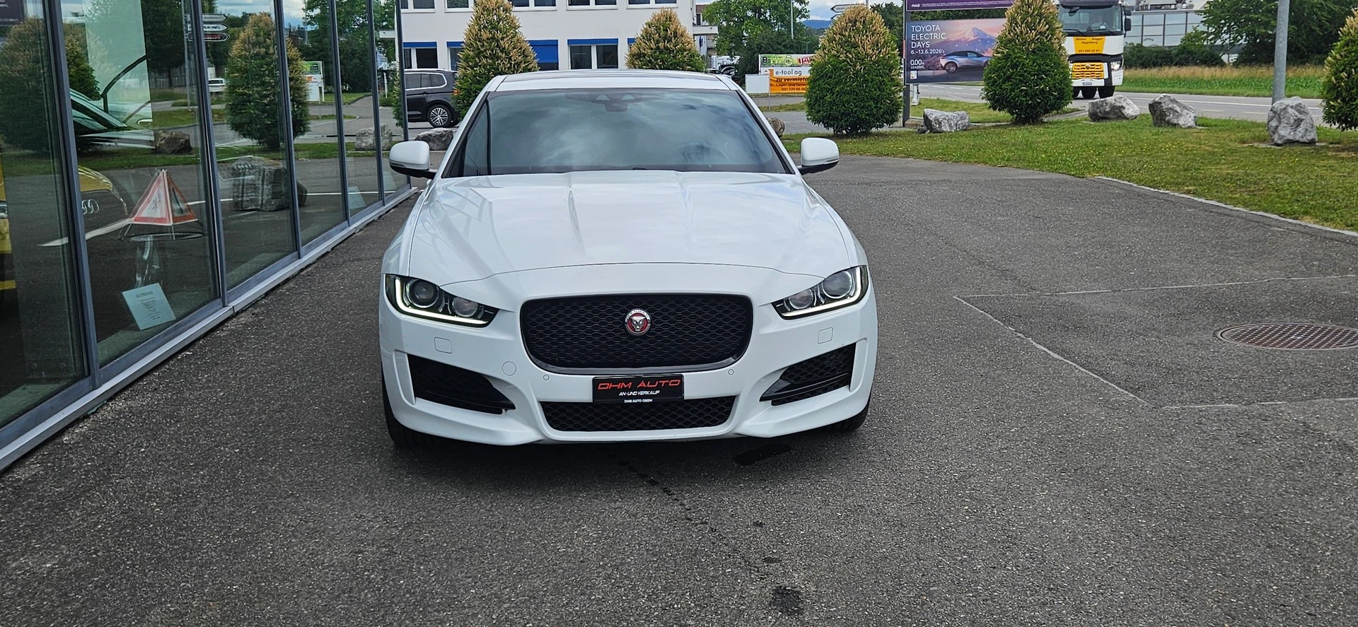 JAGUAR XE 20d R-Sport AWD Automat-image-2