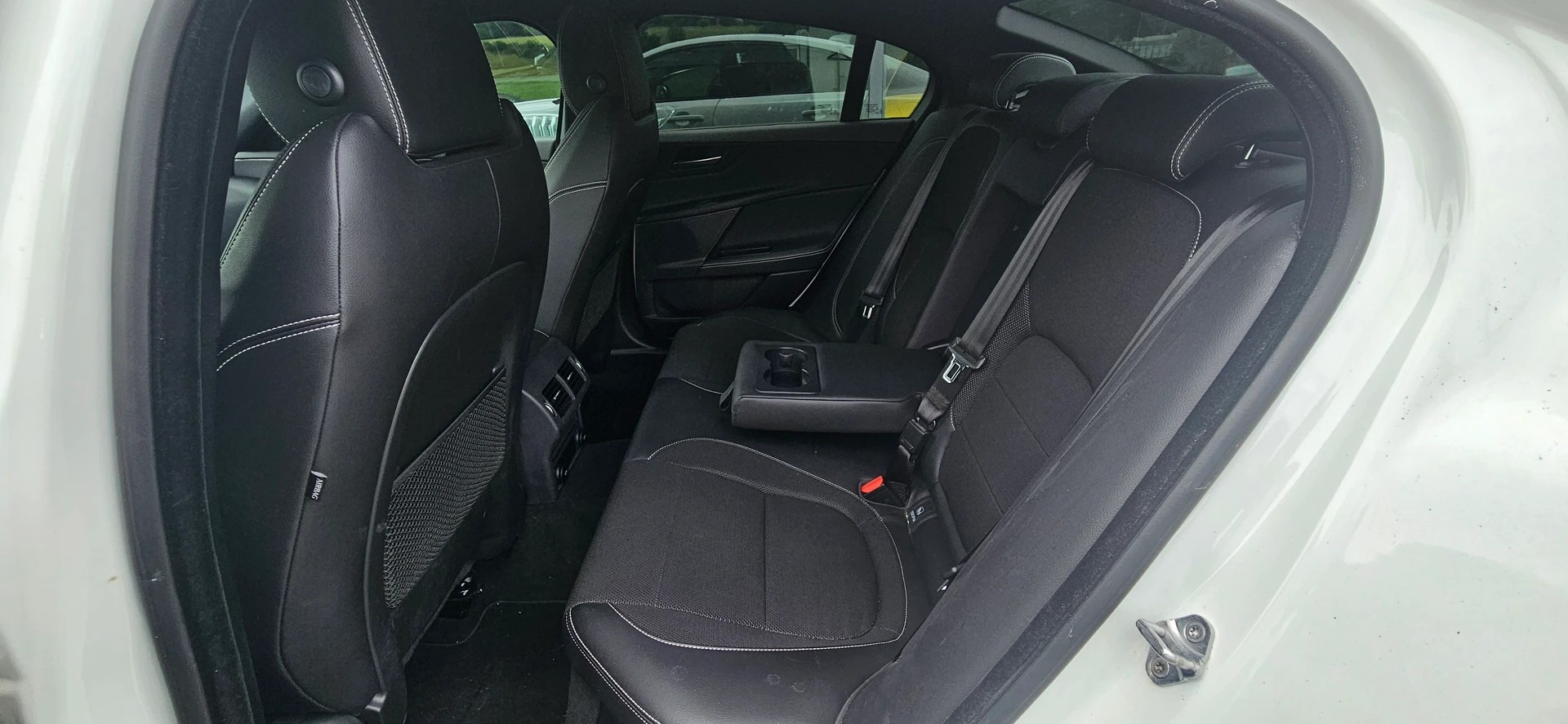 JAGUAR XE 20d R-Sport AWD Automat-image-12