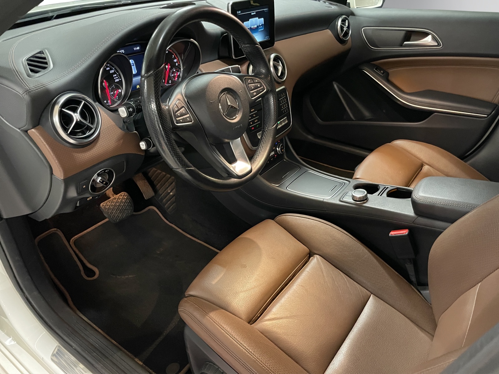 MERCEDES-BENZ A 220 4Matic 7G-DCT-image-8