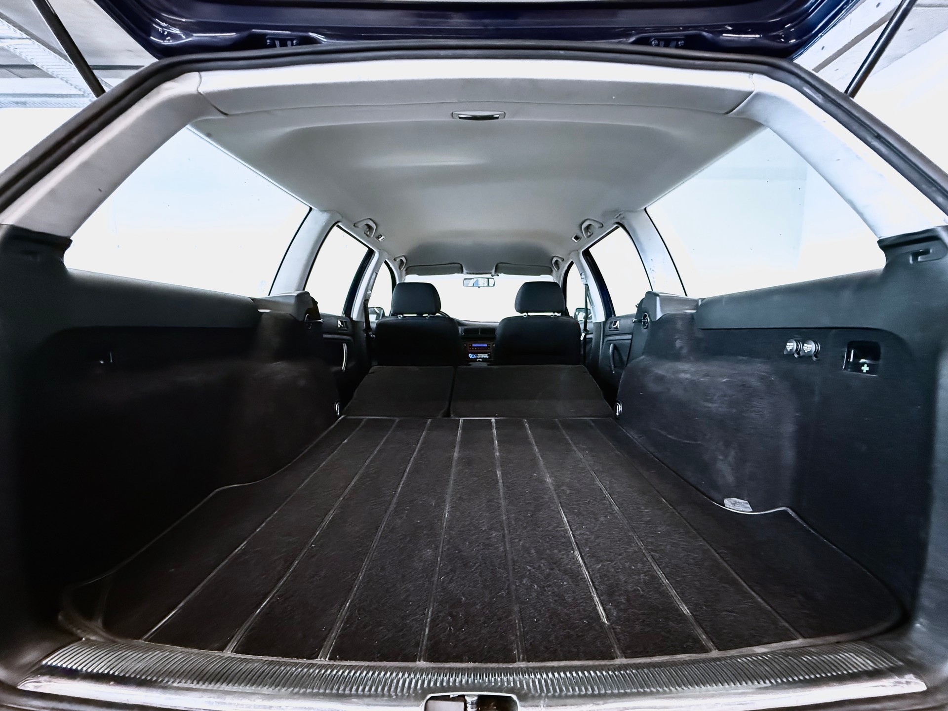 VW Passat Variant 2.3 VR5 | SELTENER 5-ZYLINDER | ALLRAD | MANUELL | 8-FACH BEREIFUNG-image-8