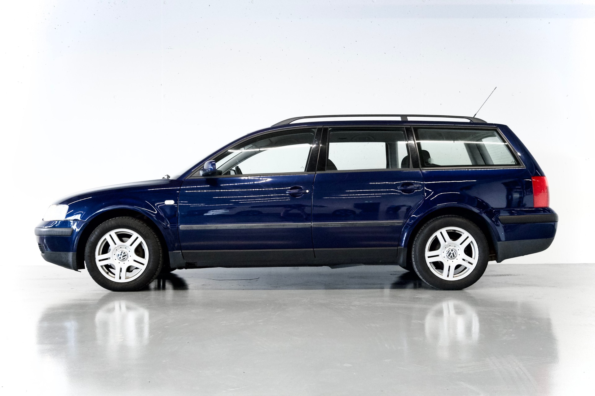 VW Passat Variant 2.3 VR5 | SELTENER 5-ZYLINDER | ALLRAD | MANUELL | 8-FACH BEREIFUNG-image-1