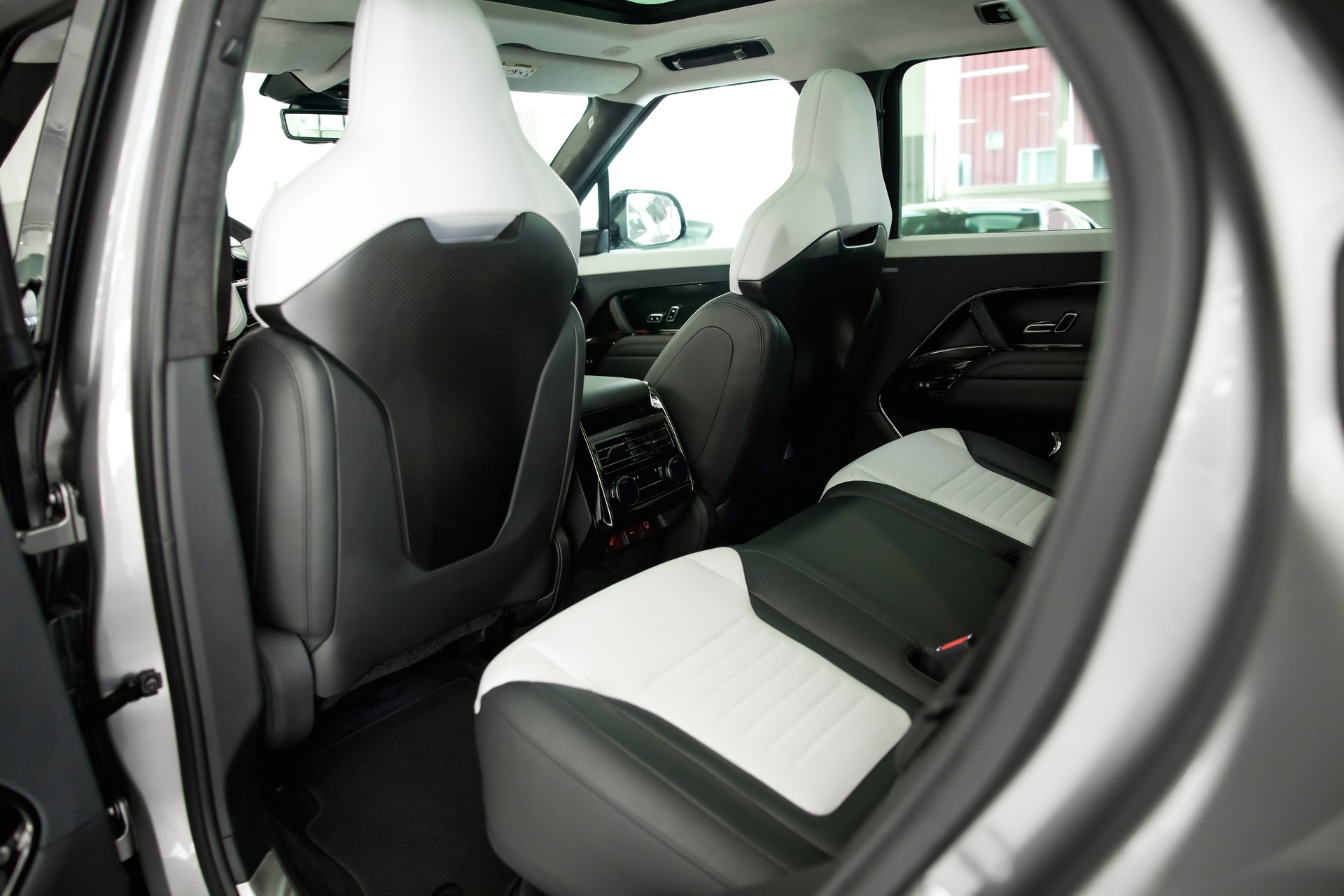 LAND ROVER Range Rover Sport P635 4.4 V8 SV Edition One Carbon-image-23
