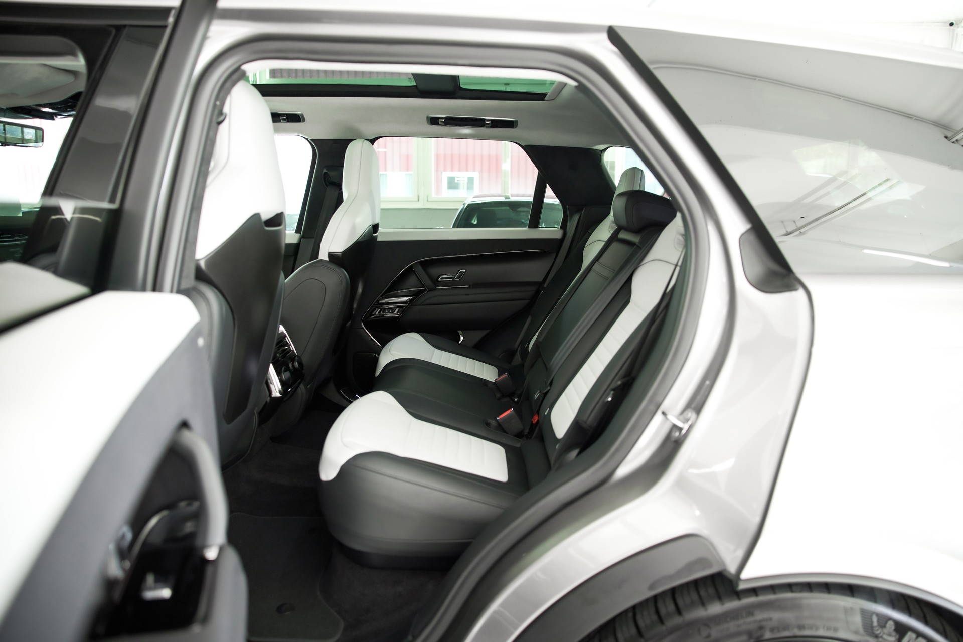 LAND ROVER Range Rover Sport P635 4.4 V8 SV Edition One Carbon-image-24