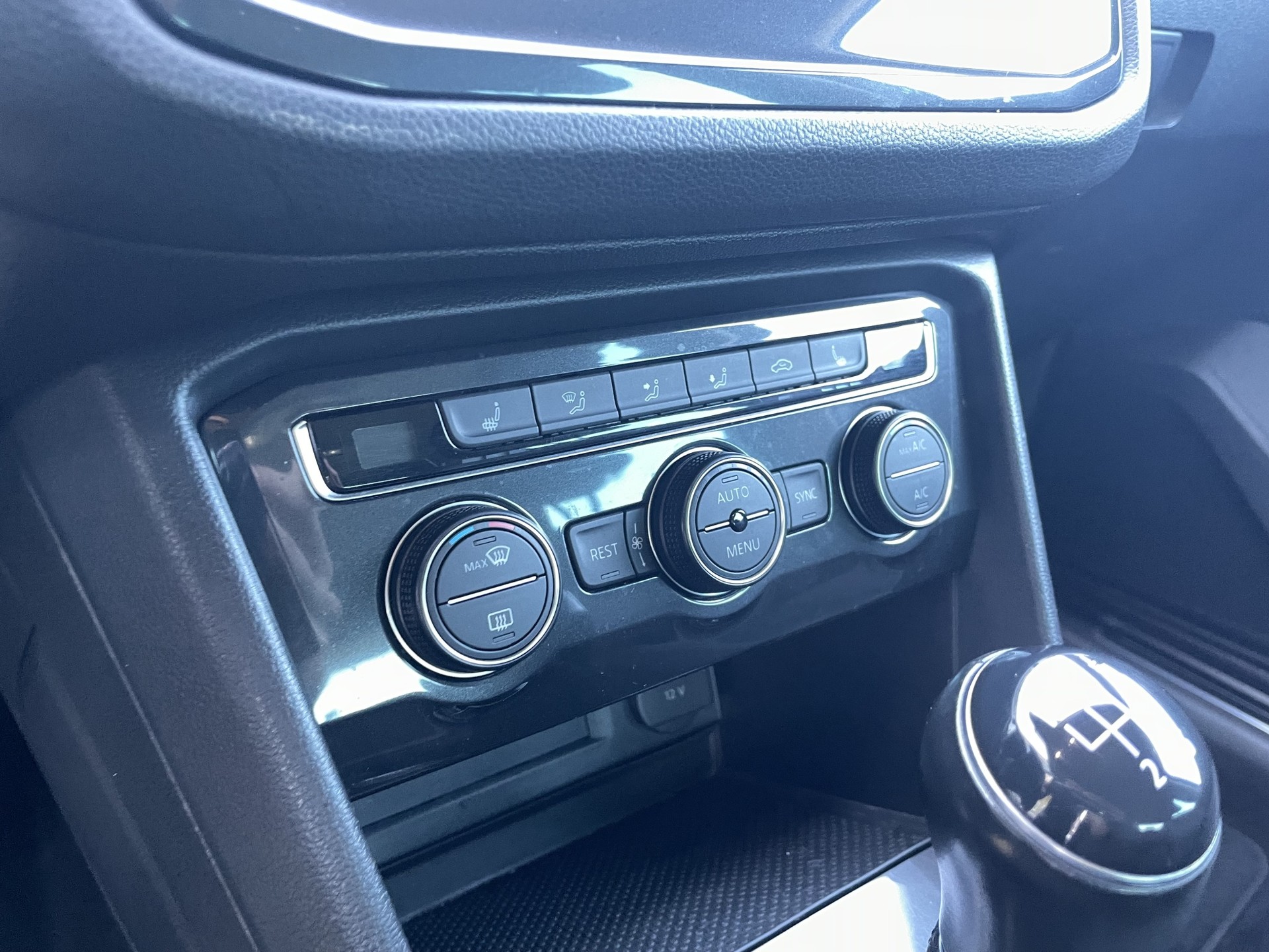 VW Tiguan 2.0 TDI SCR Comfortline 4Motion-image-11