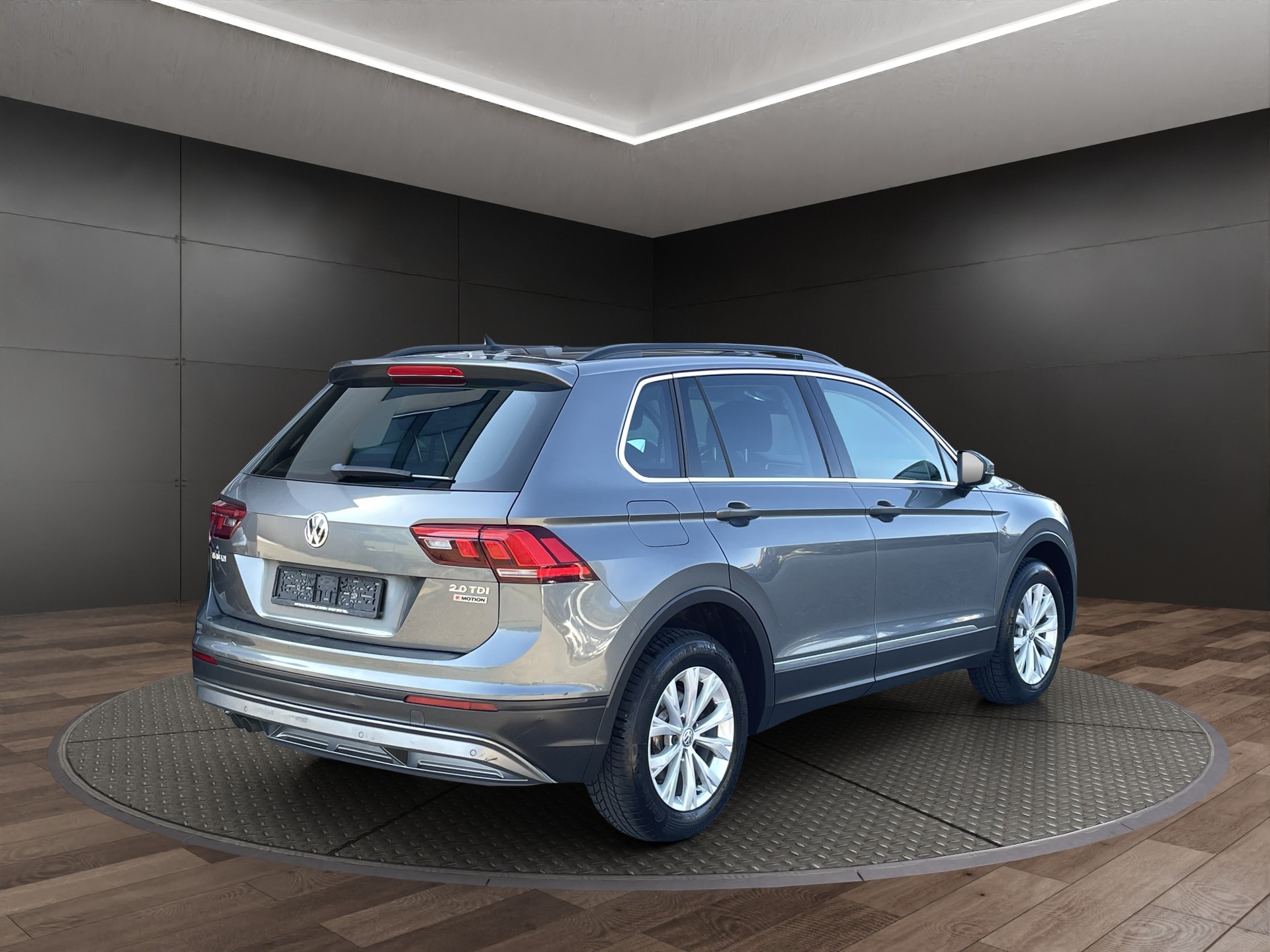 VW Tiguan 2.0 TDI SCR Comfortline 4Motion-image-4